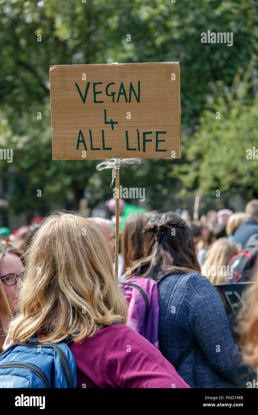 London, Großbritannien. 25. Aug 2018. Demonstrator am Tierrechte März Kredit: Alex Cavendish/Alamy leben Nachrichten Stockfoto