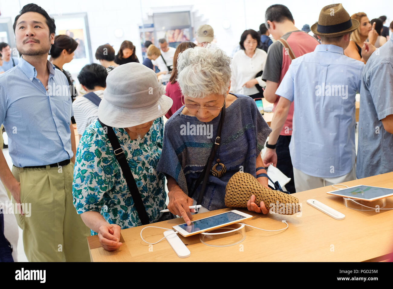Einheimische und Touristen erkunden die Kyoto Apple Store auf der größten Einkaufsstraße der Stadt am 25. August 2018 - der erste Tag des Stores. Stockfoto