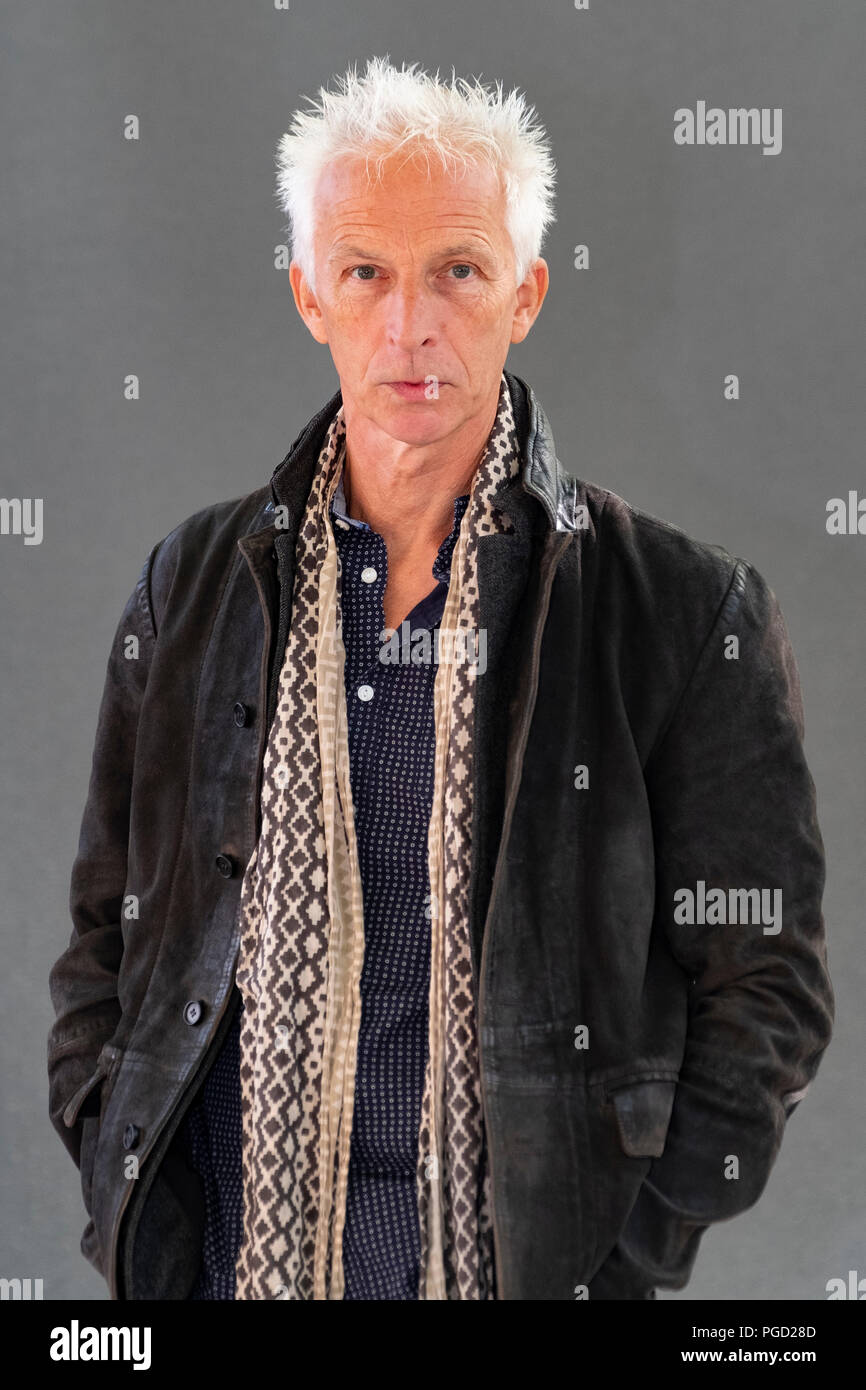 Edinburgh, Schottland, Großbritannien. 25 August, 2018. Abgebildet; Rupert Thompson's neuen Roman 'Nie', aber Sie bietet eine erfrischende Gegenmittel bias in der Kunstgeschichte zu Geschlecht. Es ist fiktiv Rechnung von zwei Künstlerinnen mit surrealistischen Tendenzen, die geschlechtsspezifische Grenzen vor einem Jahrhundert zertrümmert. Credit: Iain Masterton/Alamy leben Nachrichten Stockfoto