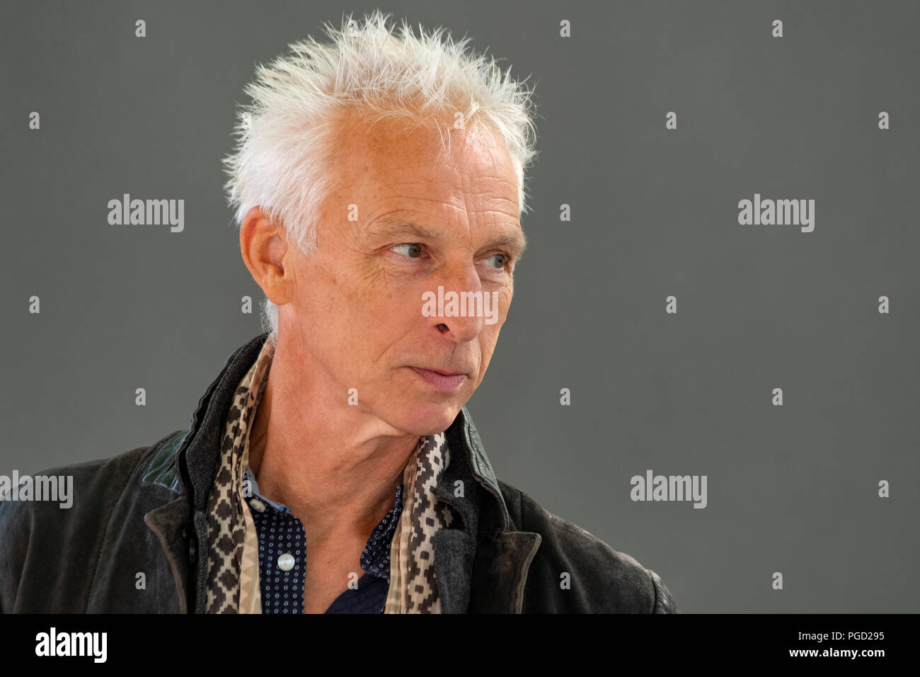 Edinburgh, Schottland, Großbritannien. 25 August, 2018. Abgebildet; Rupert Thompson's neuen Roman 'Nie', aber Sie bietet eine erfrischende Gegenmittel bias in der Kunstgeschichte zu Geschlecht. Es ist fiktiv Rechnung von zwei Künstlerinnen mit surrealistischen Tendenzen, die geschlechtsspezifische Grenzen vor einem Jahrhundert zertrümmert. Credit: Iain Masterton/Alamy leben Nachrichten Stockfoto