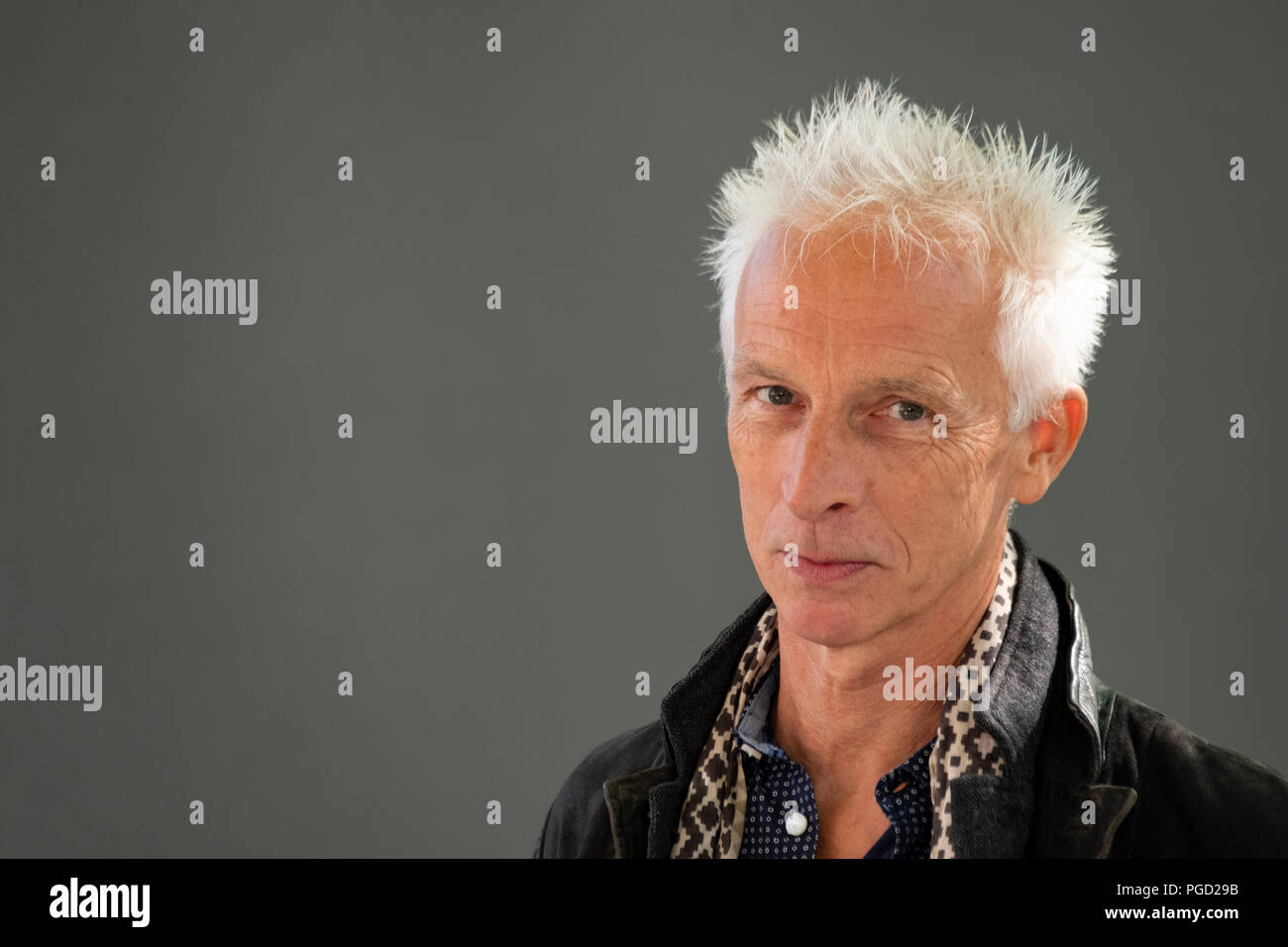 Edinburgh, Schottland, Großbritannien. 25 August, 2018. Abgebildet; Rupert Thompson's neuen Roman 'Nie', aber Sie bietet eine erfrischende Gegenmittel bias in der Kunstgeschichte zu Geschlecht. Es ist fiktiv Rechnung von zwei Künstlerinnen mit surrealistischen Tendenzen, die geschlechtsspezifische Grenzen vor einem Jahrhundert zertrümmert. Credit: Iain Masterton/Alamy leben Nachrichten Stockfoto