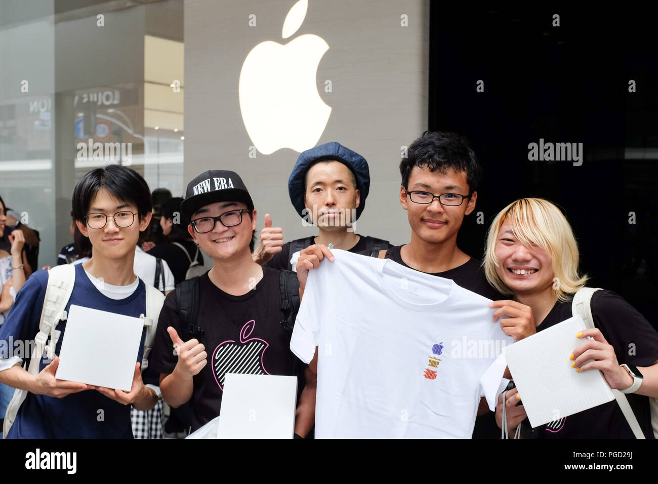 Kyoto, Japan. 25 August, 2018. Diese fünf Freunde waren in erster Linie die Kyoto Apple Store auf seinen ersten Arbeitstag am Samstag zu besuchen. Sie warteten 17 Stunden für die Türen zu öffnen. Hier einer von ihnen zeigt den freien T-Shirt, um die ersten Besucher übergeben. Stockfoto