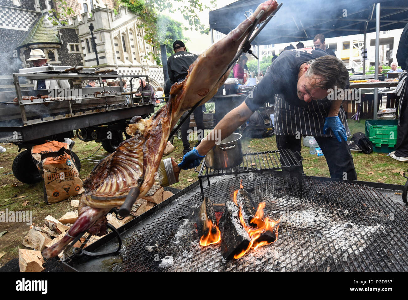 London, Großbritannien. 25. August 2018. Ein Schaf wird gebraten mit dem argentinischen Asado Technik in Smithfield 150, eine Feier anläßlich des 150. Jahrestages der Smithfield Märkte in Farringdon. Der Fall stellt das Beste von pulsierenden Londoner Kultur und Kreativität durch Musik, Essen und Unterhaltung. Credit: Stephen Chung/Alamy leben Nachrichten Stockfoto