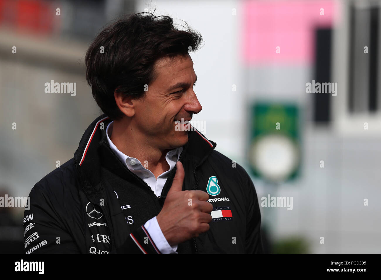 25. August 2018, Circuit de Spa-Francorchamps, Francorchamps, Belgien, Formel 1 Grand Prix von Belgien, Qualifikation; Toto Wolff, Geschäftsführer und Leiter der Mercedes Benz Motorsport gibt die Daumen bis zur Weiterleitung Ventilator Stockfoto