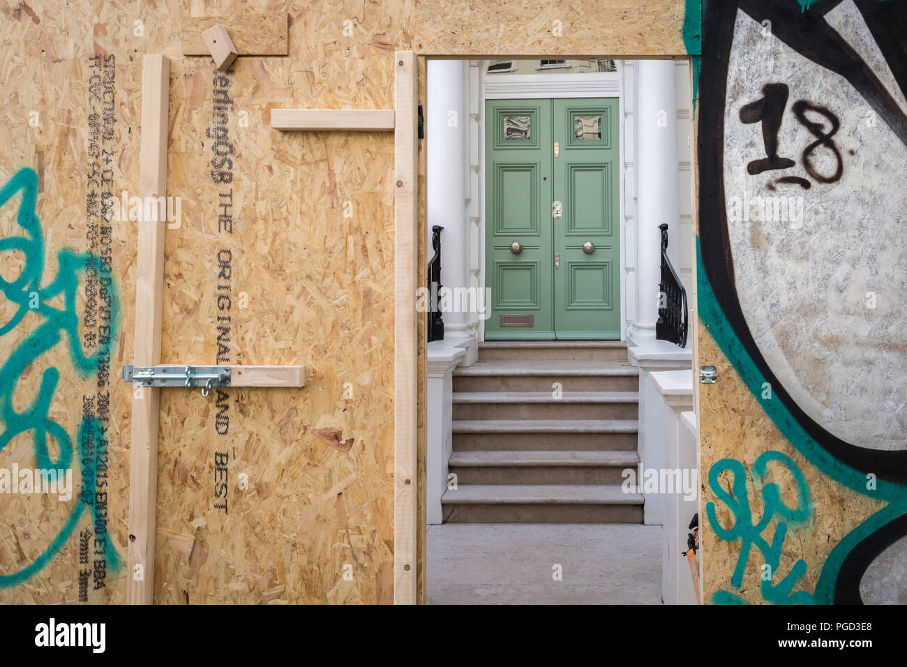 London, Großbritannien. 25 August, 2018. Die Bewohner und lokalen Unternehmen in Notting Hill haben ihr Eigentum Zugenagelten vor dem Karneval über ein Wochenende. Credit: Guy Corbishley/Alamy leben Nachrichten Stockfoto