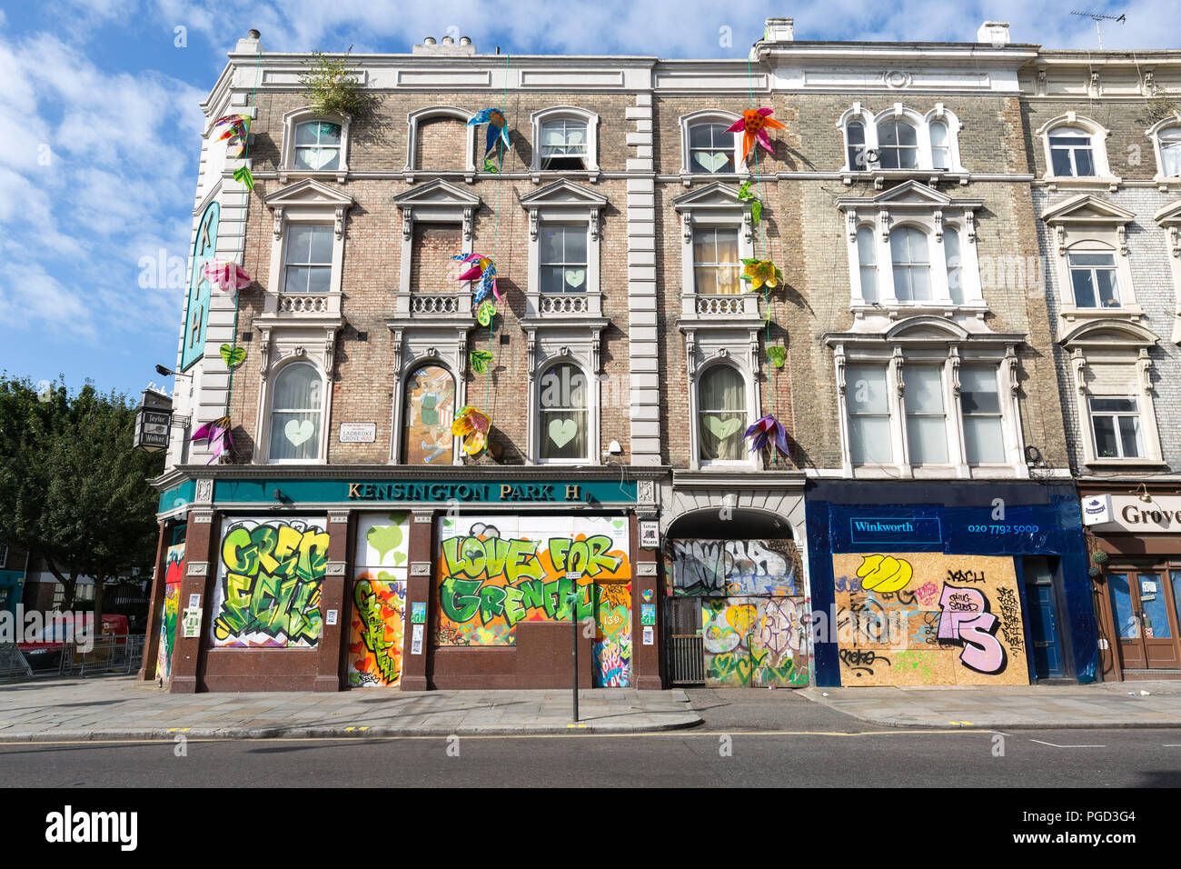 London, Großbritannien. 25 August, 2018. Die Bewohner und lokalen Unternehmen in Notting Hill haben ihr Eigentum Zugenagelten vor dem Karneval über ein Wochenende. Credit: Guy Corbishley/Alamy leben Nachrichten Stockfoto