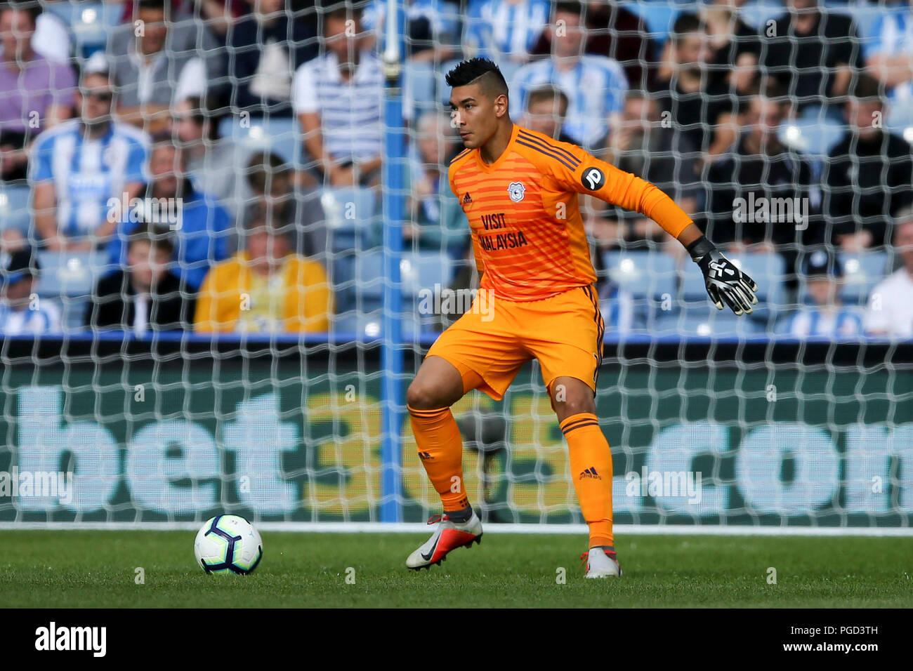 Huddersfield, Großbritannien. 25. Aug 2018. Cardiff City Torwart Neil Etheridge in Aktion. Premier League match, Huddersfield Town v Cardiff City an der John Smith's Stadion in Huddersfield, West Yorkshire am Samstag, den 25. August 2018. Nur die redaktionelle Nutzung, eine Lizenz für die gewerbliche Nutzung erforderlich. Keine Verwendung in Wetten, Spiele oder einer einzelnen Verein/Liga/player Publikationen. pic von Chris Stading/Andrew Orchard sport Fotografie/Alamy leben Nachrichten Stockfoto