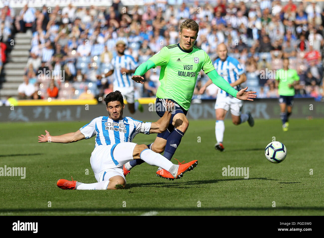 Huddersfield, Großbritannien. 25. Aug 2018. Christopher Schindler von Huddersfield Town (l) packt Danny Ward von Cardiff City. Premier League match, Huddersfield Town v Cardiff City an der John Smith's Stadion in Huddersfield, West Yorkshire am Samstag, den 25. August 2018. Nur die redaktionelle Nutzung, eine Lizenz für die gewerbliche Nutzung erforderlich. Keine Verwendung in Wetten, Spiele oder einer einzelnen Verein/Liga/player Publikationen. pic von Chris Stading/Andrew Orchard sport Fotografie/Alamy leben Nachrichten Stockfoto