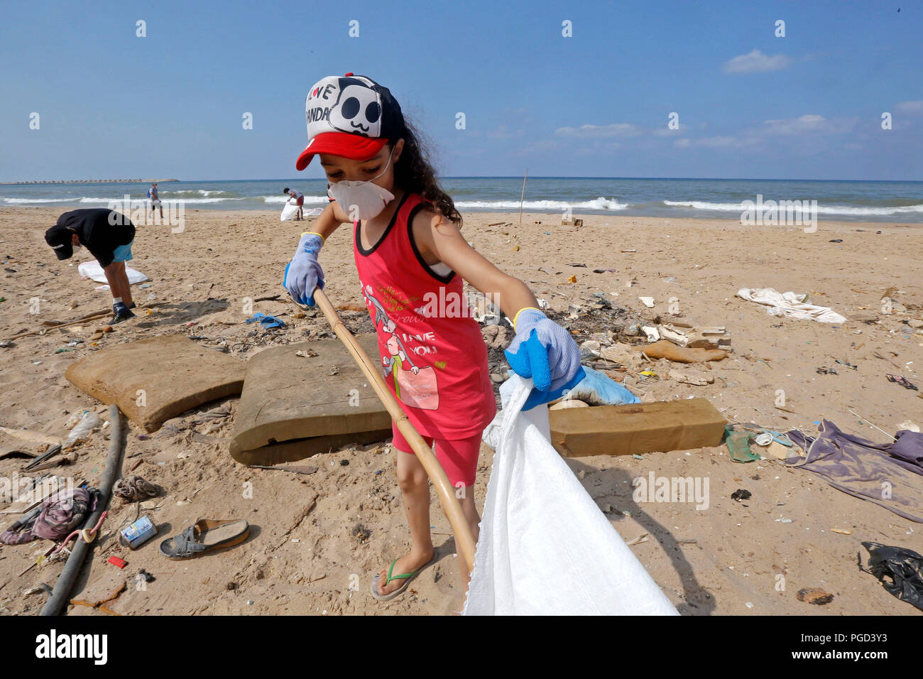 Beirut, Libanon. 25 Aug, 2018. Libanesische Umweltaktivisten sauber, der Strand von Michel', die mit ernsten Verschmutzung, im Süden von Beirut, Libanon, Nov. 25, 2018. Credit: Bilal Jawich/Xinhua/Alamy leben Nachrichten Stockfoto