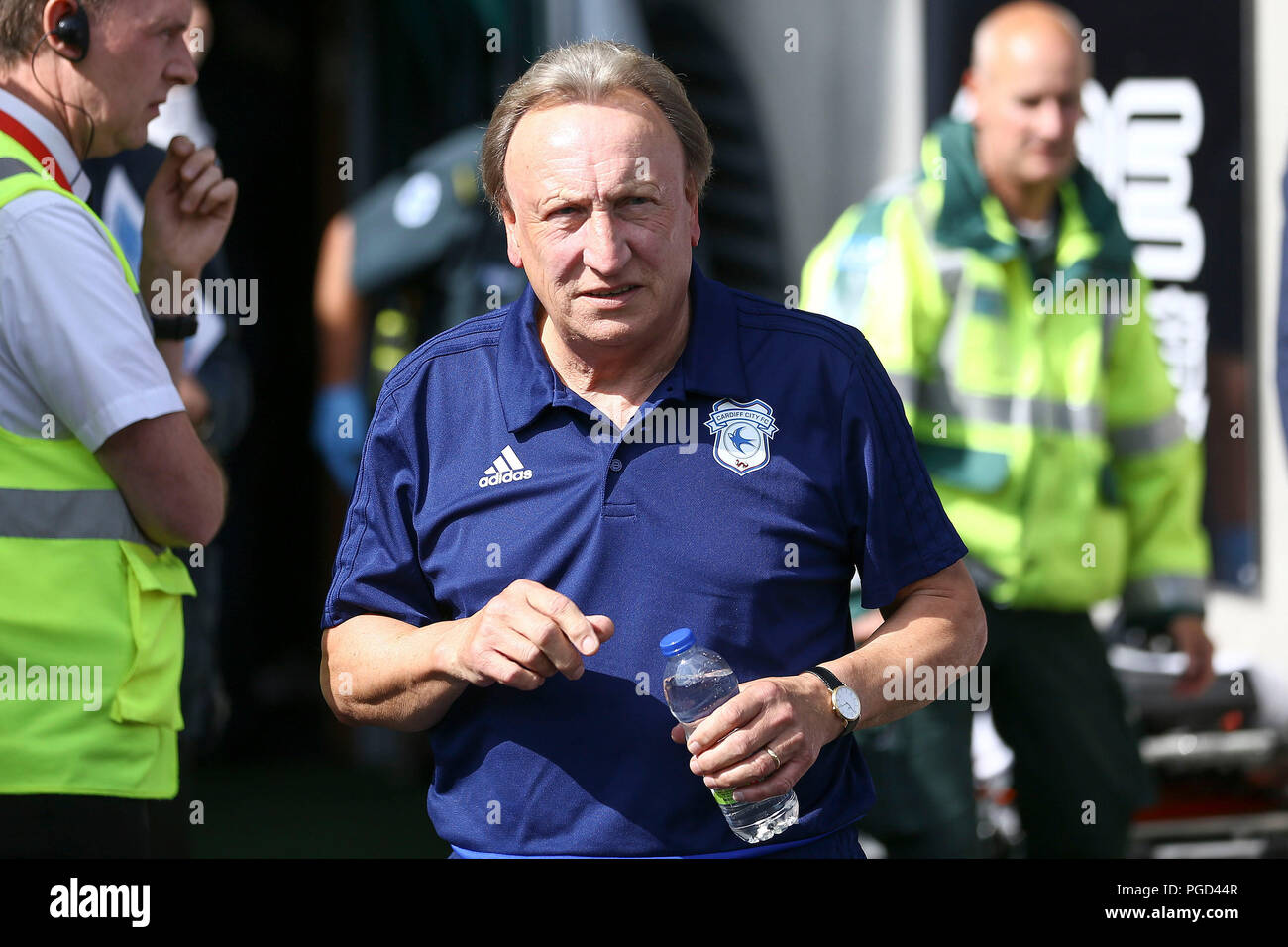 Huddersfield, Großbritannien. 25. Aug 2018. Cardiff City Manager Neil Warnock macht seinen Weg aus dem Tunnel. Premier League match, Huddersfield Town v Cardiff City an der John Smith's Stadion in Huddersfield, West Yorkshire am Samstag, den 25. August 2018. Nur die redaktionelle Nutzung, eine Lizenz für die gewerbliche Nutzung erforderlich. Keine Verwendung in Wetten, Spiele oder einer einzelnen Verein/Liga/player Publikationen. pic von Chris Stading/Andrew Orchard sport Fotografie/Alamy leben Nachrichten Stockfoto