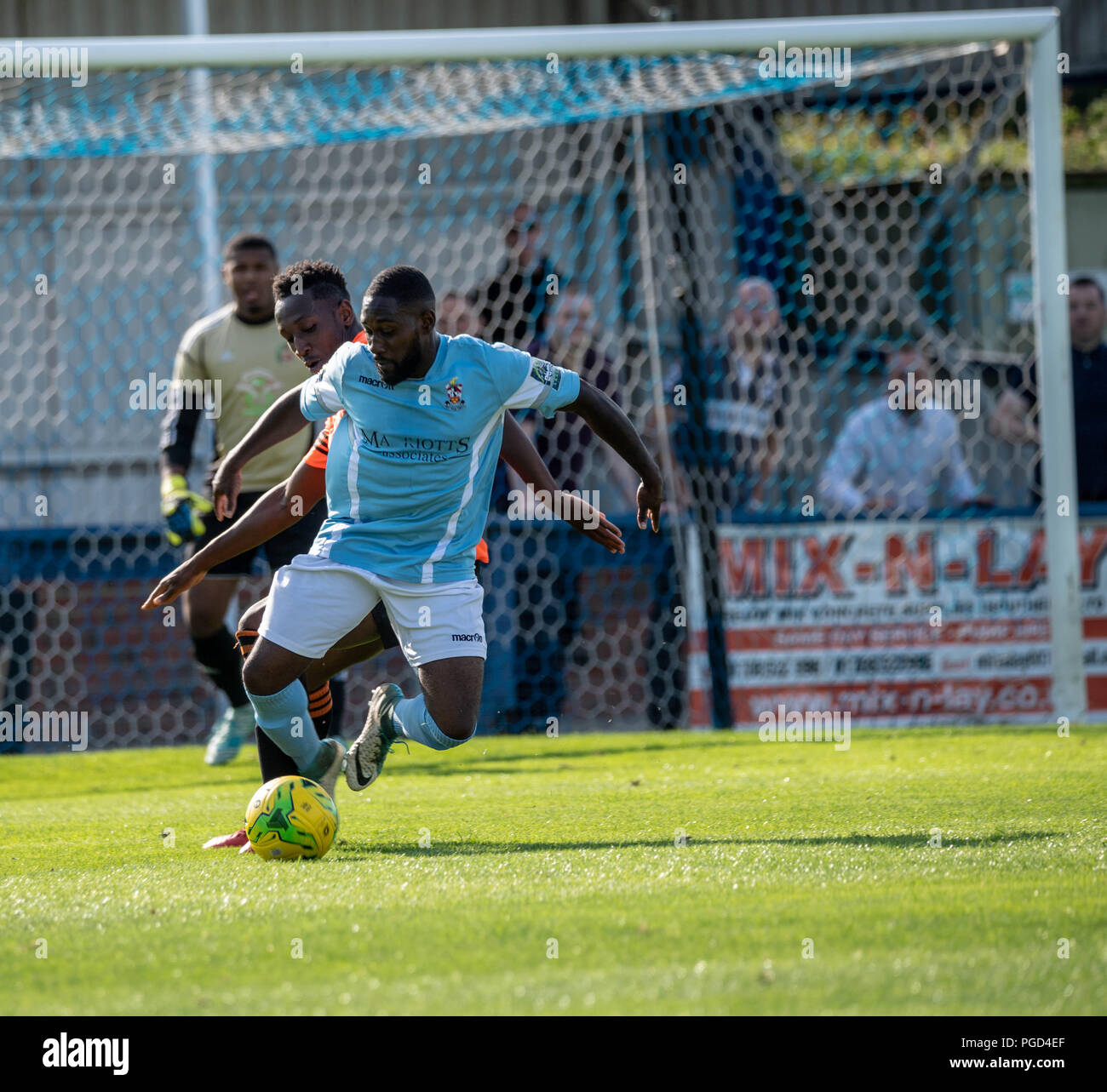 Brentwood, Großbritannien, 25. August 2018 Fußballspiel; Brentwood Town FC (1) vs Sporting Bengalen Vereinigten (1) Brentwood Town Arena in einem FA-Cup tie übereinstimmen. Die Sportlichen Bengal ist insofern ungewöhnlich, als dass es durch die Bangladesch Football Association (UK) und Spieler betrieben werden Aus (und ihre Zugehörigkeit zu behalten mit) der Sonntag Liga Clubs, die der Organisation angeschlossen sind, Sporting Bengal United FC wurde daher im Jahr 1996 gegründet, um gegen die Unterrepräsentation der Asiaten im Fußball ausgewählt. Credit: Ian Davidson/Alamy leben Nachrichten Stockfoto