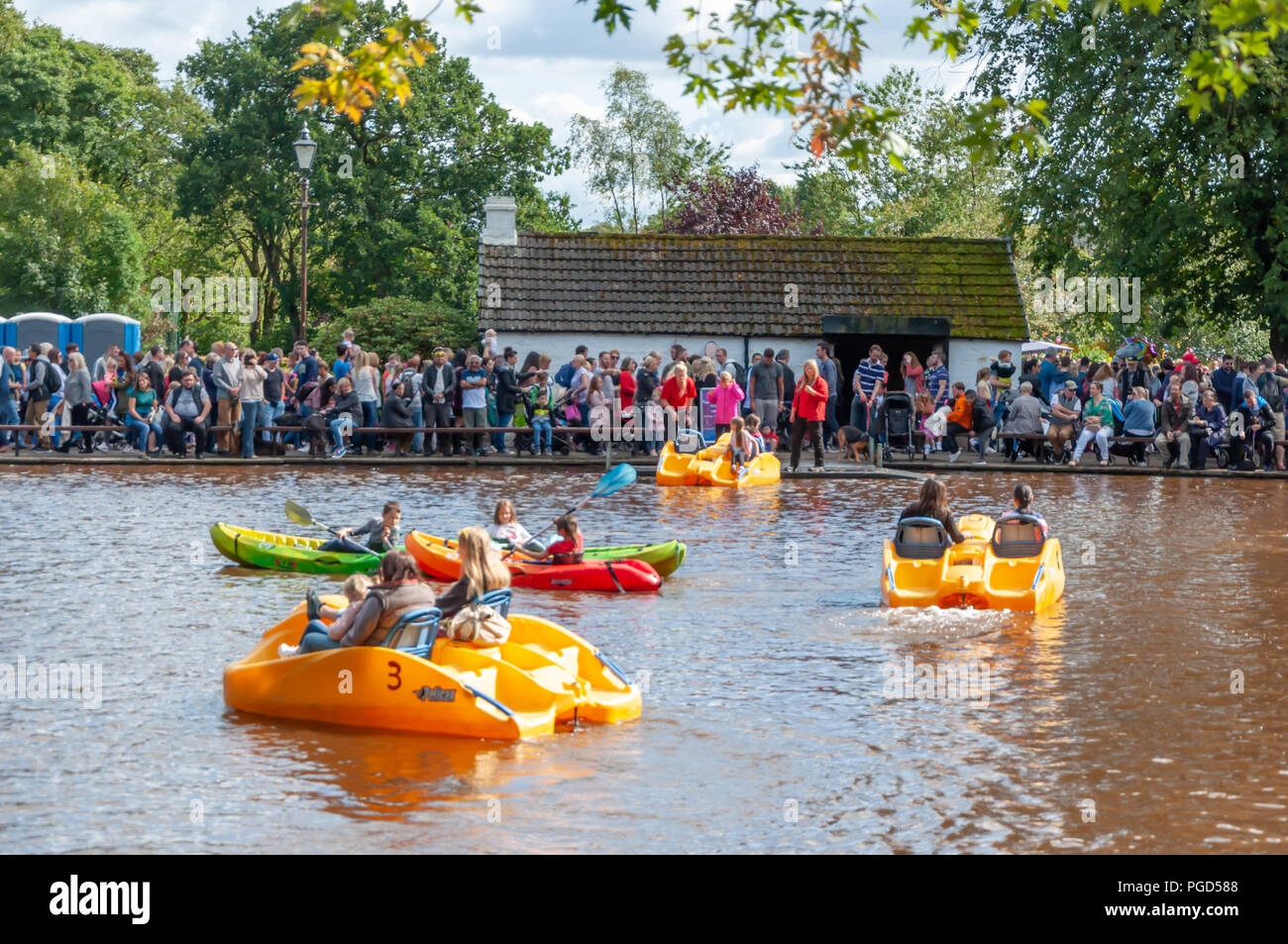 Strathaven, Schottland, Großbritannien. 25 August, 2018. Das Bootfahren Teich an der Strathaven Balloon Festival feiert sein 20-jähriges Jubiläum und ist in der preisgekrönten John hastie Park statt. Credit: Skully/Alamy leben Nachrichten Stockfoto