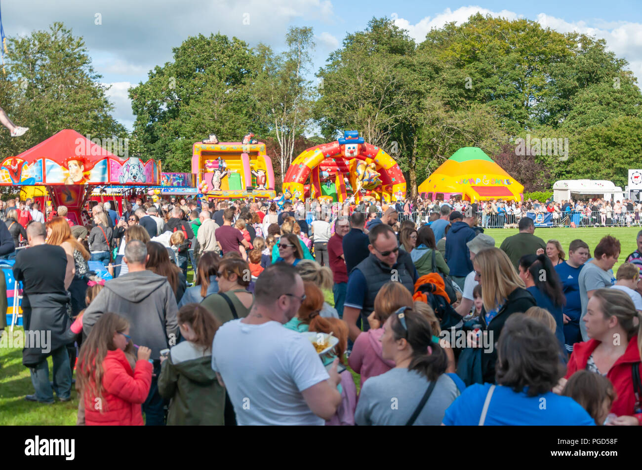 Strathaven, Schottland, Großbritannien. 25 August, 2018. Die Massen geht es für die strathaven Balloon Festival feiert sein 20-jähriges Jubiläum und ist in der preisgekrönten John hastie Park statt. Credit: Skully/Alamy leben Nachrichten Stockfoto