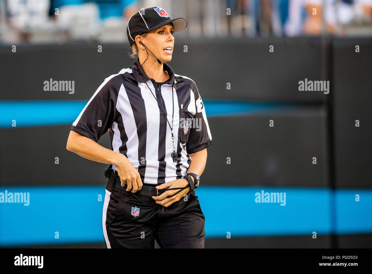 Die Richter Sarah Thomas während der preseason NFL Football Spiel zwischen den New England Patriots und die Carolina Panthers am Freitag, den 24. August 2018 in Charlotte, NC. Jakob Kupferman/CSM Stockfoto