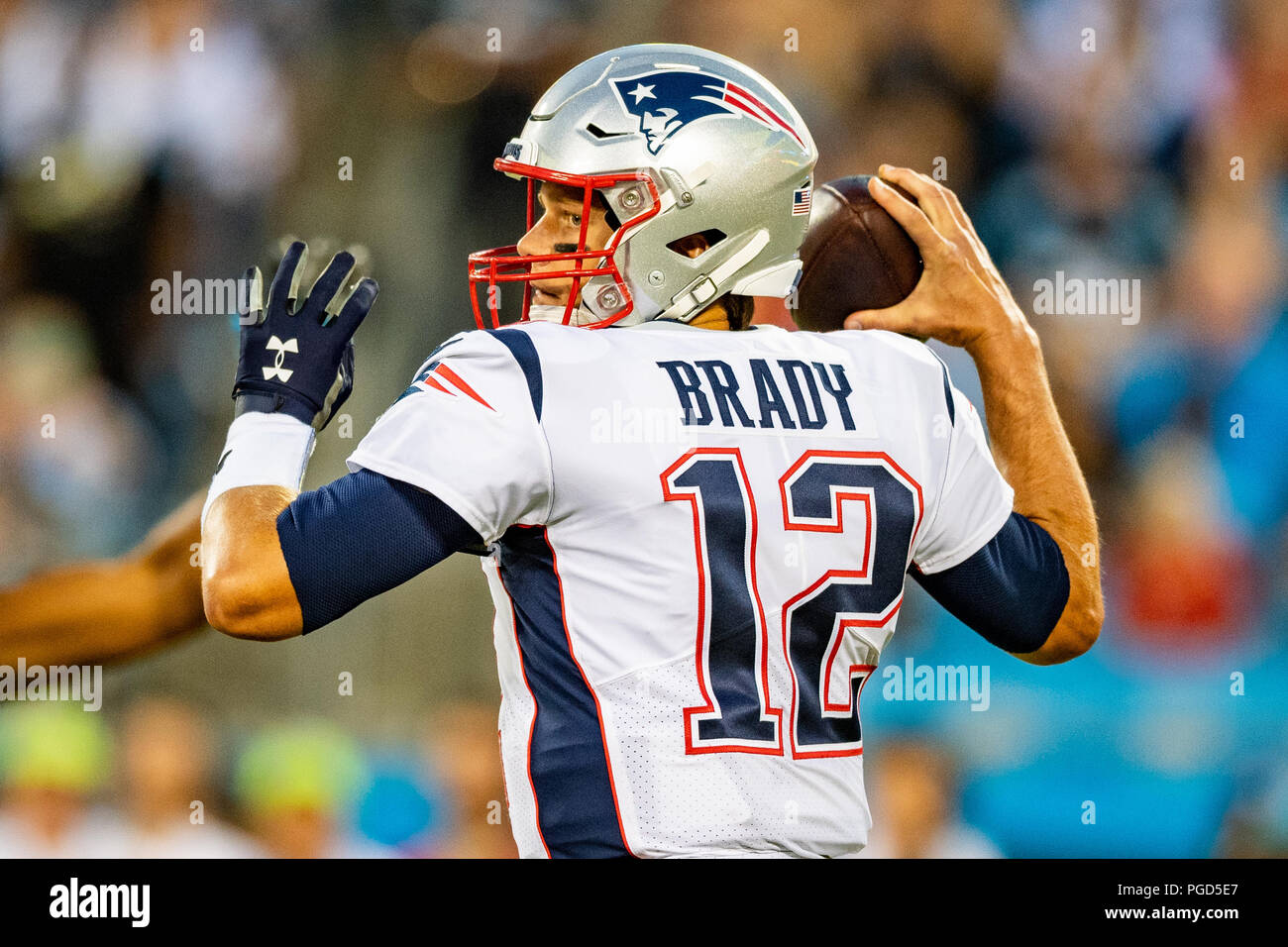 New England Patriots Quarterback Tom Brady (12) während der preseason NFL Football Spiel zwischen den New England Patriots und die Carolina Panthers am Freitag, den 24. August 2018 in Charlotte, NC. Jakob Kupferman/CSM Stockfoto