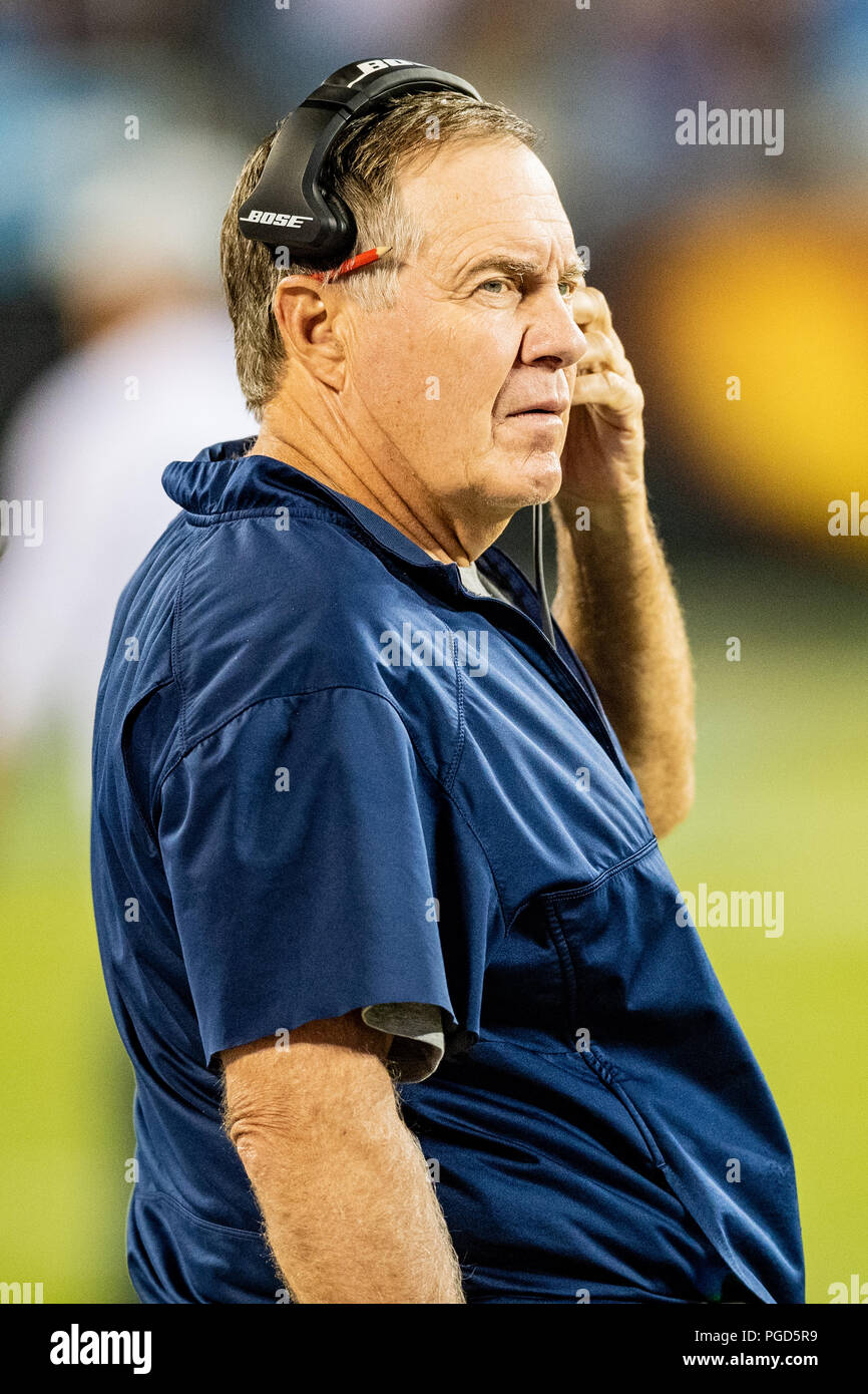 New England Patriots Head Coach Bill Belichick während der preseason NFL Football Spiel zwischen den New England Patriots und die Carolina Panthers am Freitag, den 24. August 2018 in Charlotte, NC. Jakob Kupferman/CSM Stockfoto