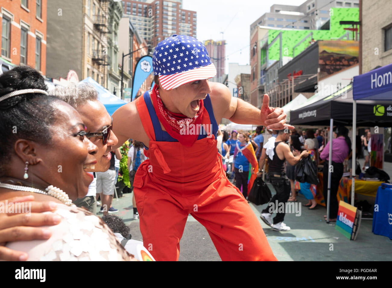 Jersey City, USA. 25 August, 2018: eine Straße Performer hält ein Bild mit den Mitgliedern der Masse während der 18. jährlichen Jersey City LGBT Pride Festival in Jersey City, USA. Credit: Jonathan Carroll/Alamy leben Nachrichten Stockfoto