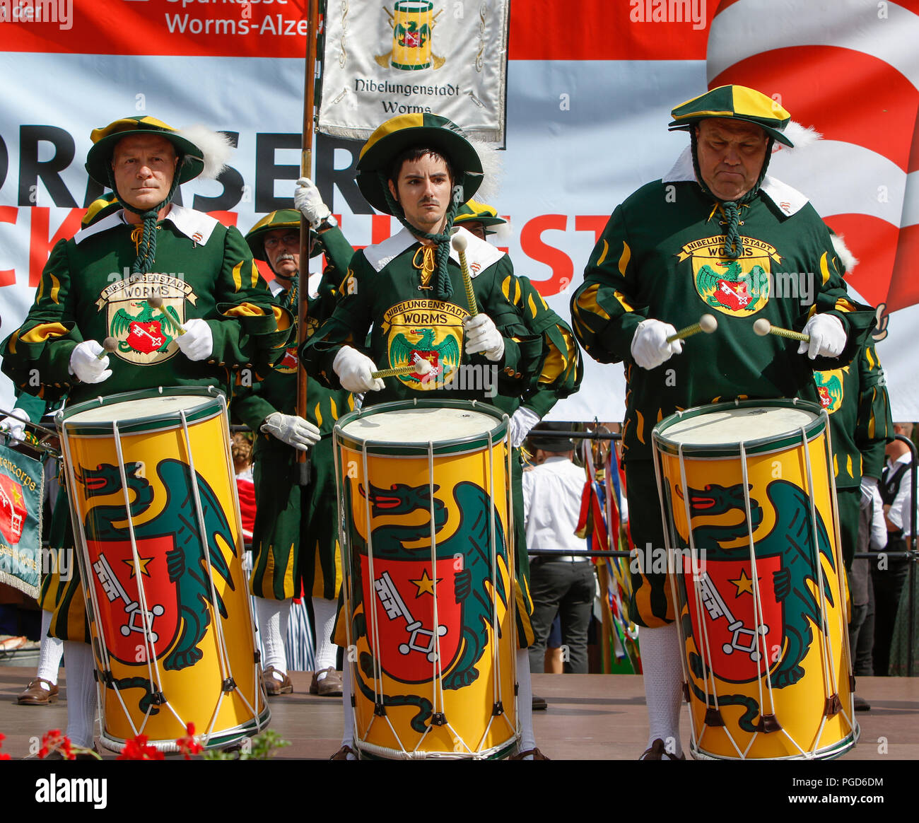 Worms, Deutschland. 25. August 2018. Drummer in den Fanfaren Corps der Stadt Worms durchführen, bei der Eröffnung. Der größte Wein- und Volksfest am Rhein, das backfischfest in Worms begann mit der traditionellen Übergabe der Macht aus dem Oberbürgermeister, dem Bürgermeister von der Fischer, Lea. Quelle: Michael Debets/Alamy leben Nachrichten Stockfoto