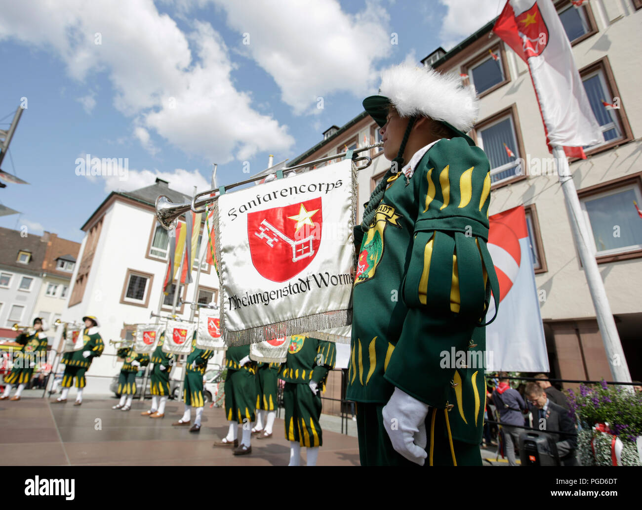 Worms, Deutschland. 25. August 2018. Trompete Boten aus der Fanfare Corps der Stadt Worms durchführen, bei der Eröffnung. Der größte Wein- und Volksfest am Rhein, das backfischfest in Worms begann mit der traditionellen Übergabe der Macht aus dem Oberbürgermeister, dem Bürgermeister von der Fischer, Lea. Quelle: Michael Debets/Alamy leben Nachrichten Stockfoto