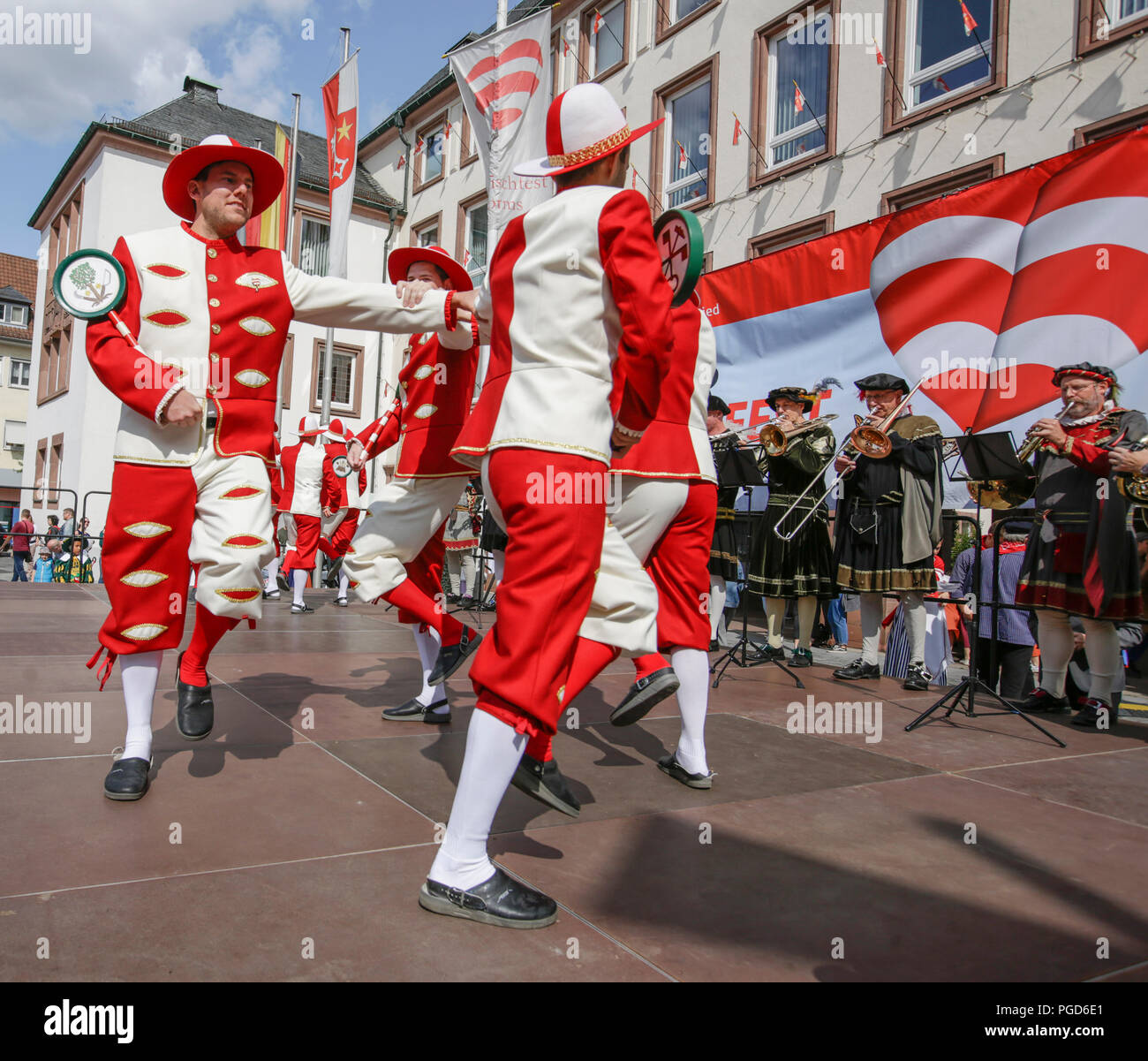 Worms, Deutschland. 25. August 2018. Gesellen führen den Tanz der Gesellen auf der Eröffnungsfeier der Backfischfest 2018. Der größte Wein- und Volksfest am Rhein, das backfischfest in Worms begann mit der traditionellen Übergabe der Macht aus dem Oberbürgermeister, dem Bürgermeister von der Fischer, Lea. Quelle: Michael Debets/Alamy leben Nachrichten Stockfoto