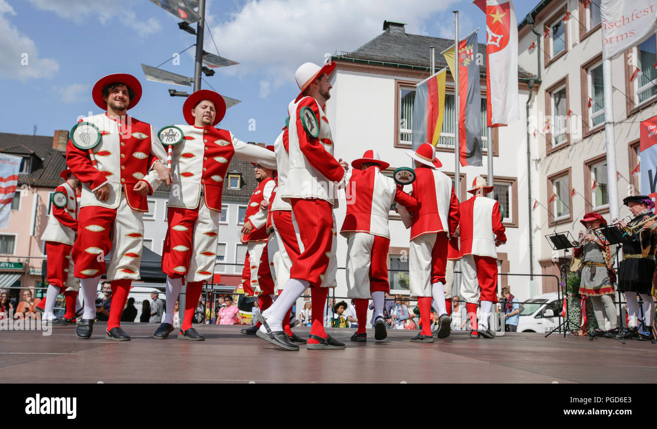 Worms, Deutschland. 25. August 2018. Gesellen führen den Tanz der Gesellen auf der Eröffnungsfeier der Backfischfest 2018. Der größte Wein- und Volksfest am Rhein, das backfischfest in Worms begann mit der traditionellen Übergabe der Macht aus dem Oberbürgermeister, dem Bürgermeister von der Fischer, Lea. Quelle: Michael Debets/Alamy leben Nachrichten Stockfoto