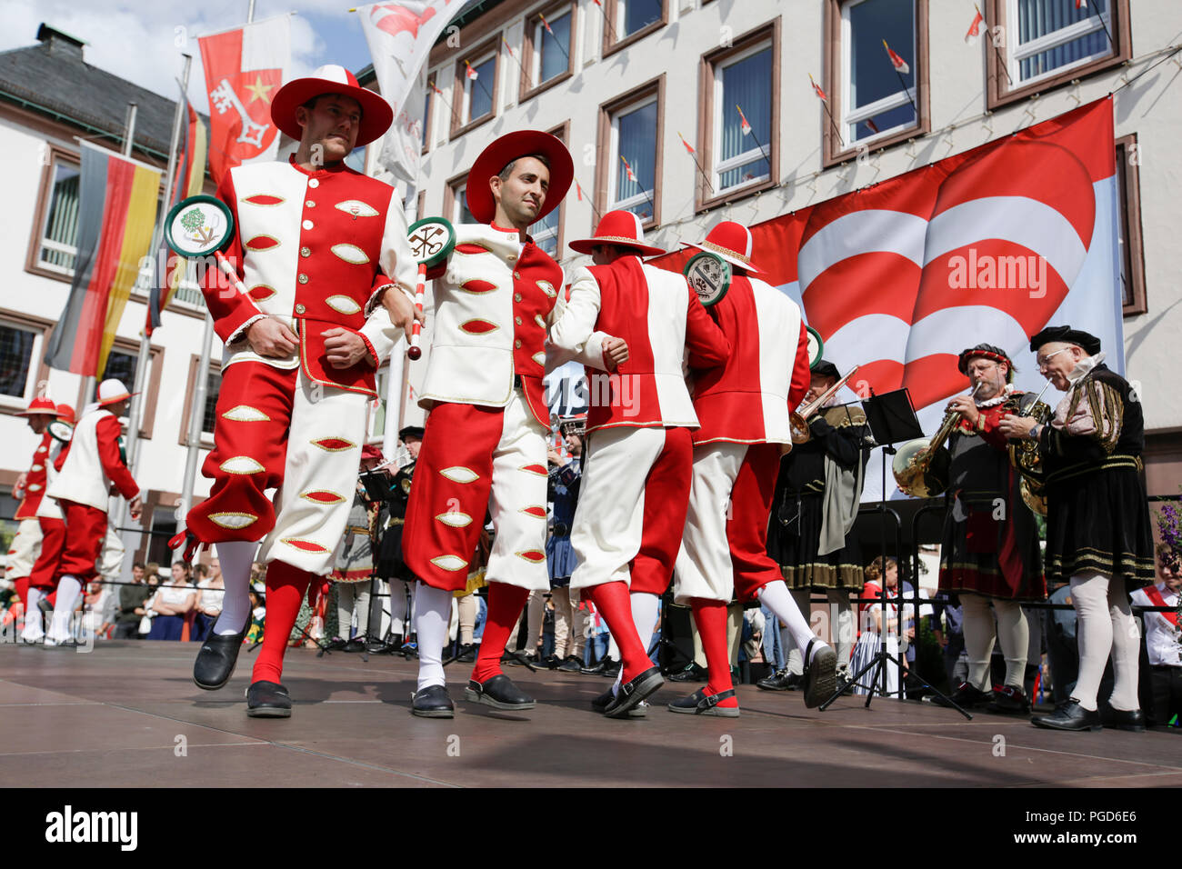 Worms, Deutschland. 25. August 2018. Gesellen führen den Tanz der Gesellen auf der Eröffnungsfeier der Backfischfest 2018. Der größte Wein- und Volksfest am Rhein, das backfischfest in Worms begann mit der traditionellen Übergabe der Macht aus dem Oberbürgermeister, dem Bürgermeister von der Fischer, Lea. Quelle: Michael Debets/Alamy leben Nachrichten Stockfoto