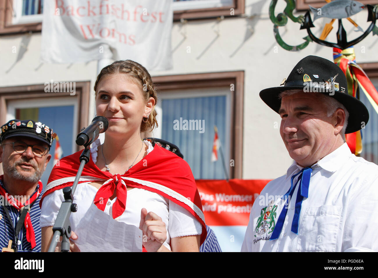 Worms, Deutschland. 25. August 2018. Backfishbride Beatrice Duda Adressen der Eröffnungsfeier. Die Bojemääschter vun de Fischerwääd (Bürgermeister von der Fischer, Lea), Markus Trapp, steht neben ihr. Der größte Wein- und Volksfest am Rhein, das backfischfest in Worms begann mit der traditionellen Übergabe der Macht aus dem Oberbürgermeister, dem Bürgermeister von der Fischer, Lea. Quelle: Michael Debets/Alamy leben Nachrichten Stockfoto