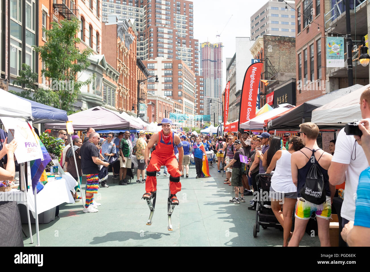 Jersey City, USA. 25 August, 2018: Street Performer ist zu erfolgreich Land vor der Zuschauer während der 18. jährlichen Jersey City LGBT Pride Festival in Jersey City, USA. Credit: Jonathan Carroll/Alamy leben Nachrichten Stockfoto