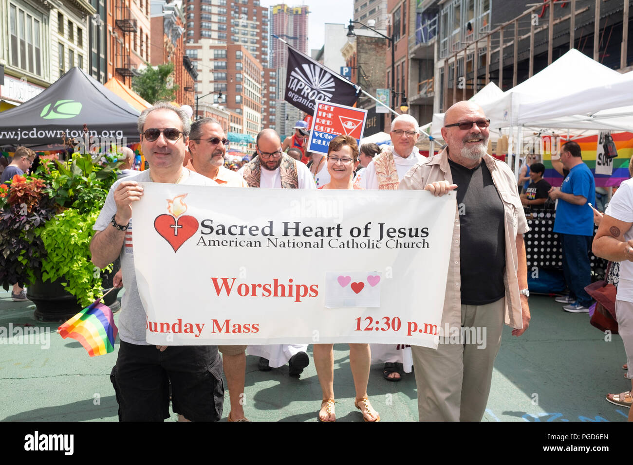 Jersey City, USA. 25. August 2018: Mitglieder des Heiligsten Herzens Jesu American National-katholischen Kirche führen die Parade während der 18. jährlichen Jersey City LGBT Pride Festival in Jersey City, USA. Credit: Jonathan Carroll/Alamy leben Nachrichten Stockfoto