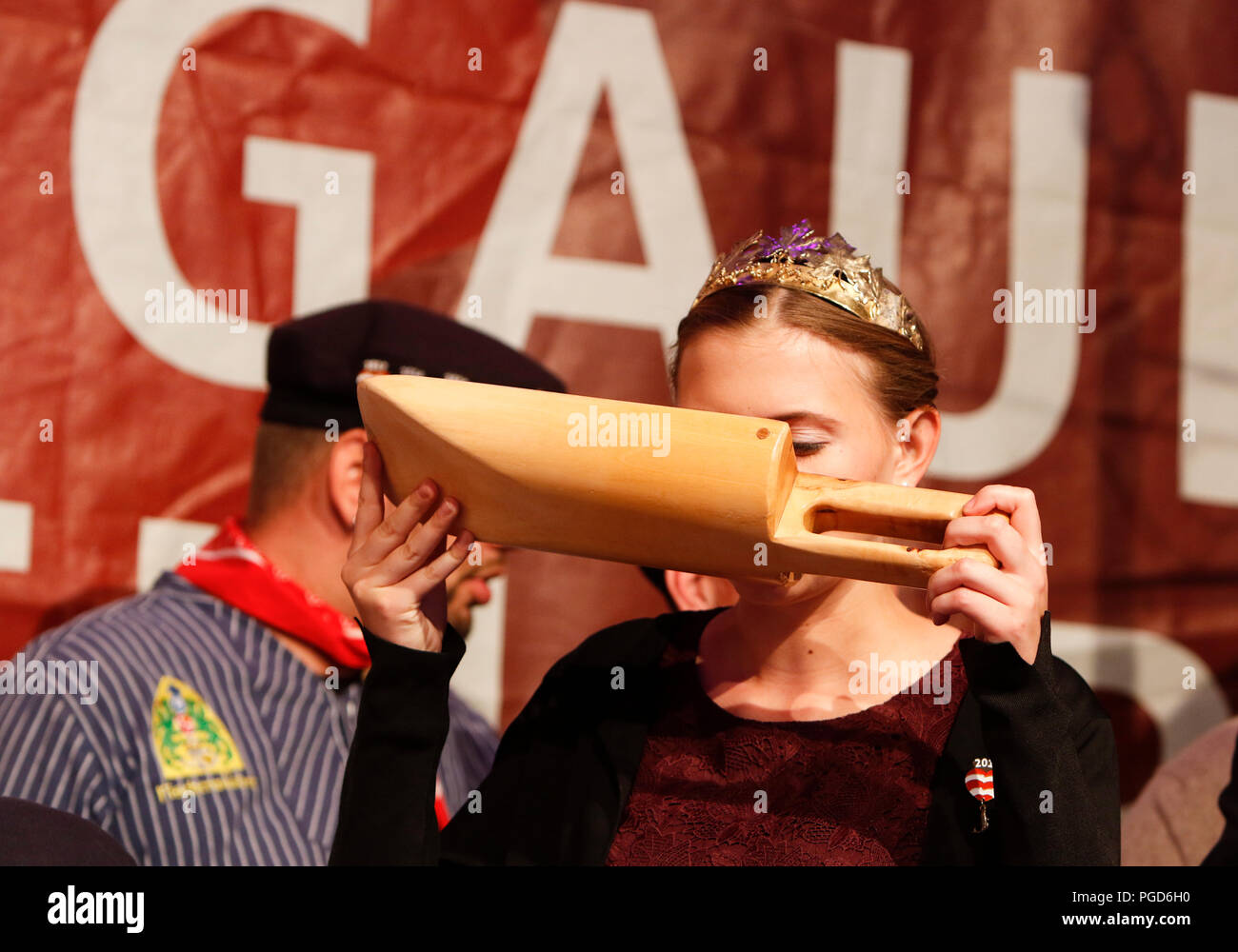 Worms, Deutschland. 25. August 2018. Die Rhine-Hessian Weinkönigin Lea Kopp Getränke Weine aus den traditionellen Kelle Handnirsch (Holz) bei der Eröffnung. Der größte Wein- und Volksfest am Rhein, das backfischfest in Worms begann mit der traditionellen Übergabe der Macht aus dem Oberbürgermeister, dem Bürgermeister von der Fischer, Lea. Quelle: Michael Debets/Alamy leben Nachrichten Stockfoto