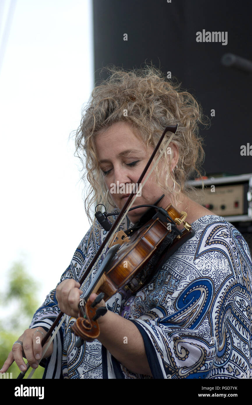 Bangor, Maine, USA 25 August, 2018. Fiddle Player Liz Knowles von der Irish Folk Gruppe öffnen die Tür für drei Durchführen am American Folk Festival. Dieses Festival wurde als eines der besten Festivals der Welt von Conde Nast Traveller. An den Ufern der Penobscot River, das Wetter ist fast immer perfekt, mit einer kühlen Brise und sonnige Himmel. Touristen kommen aus der ganzen Welt zu einer Vielzahl von Volksmusik und Probe tolles Essen zu hören. Credit: Janet S. Robbins/Alamy leben Nachrichten Stockfoto