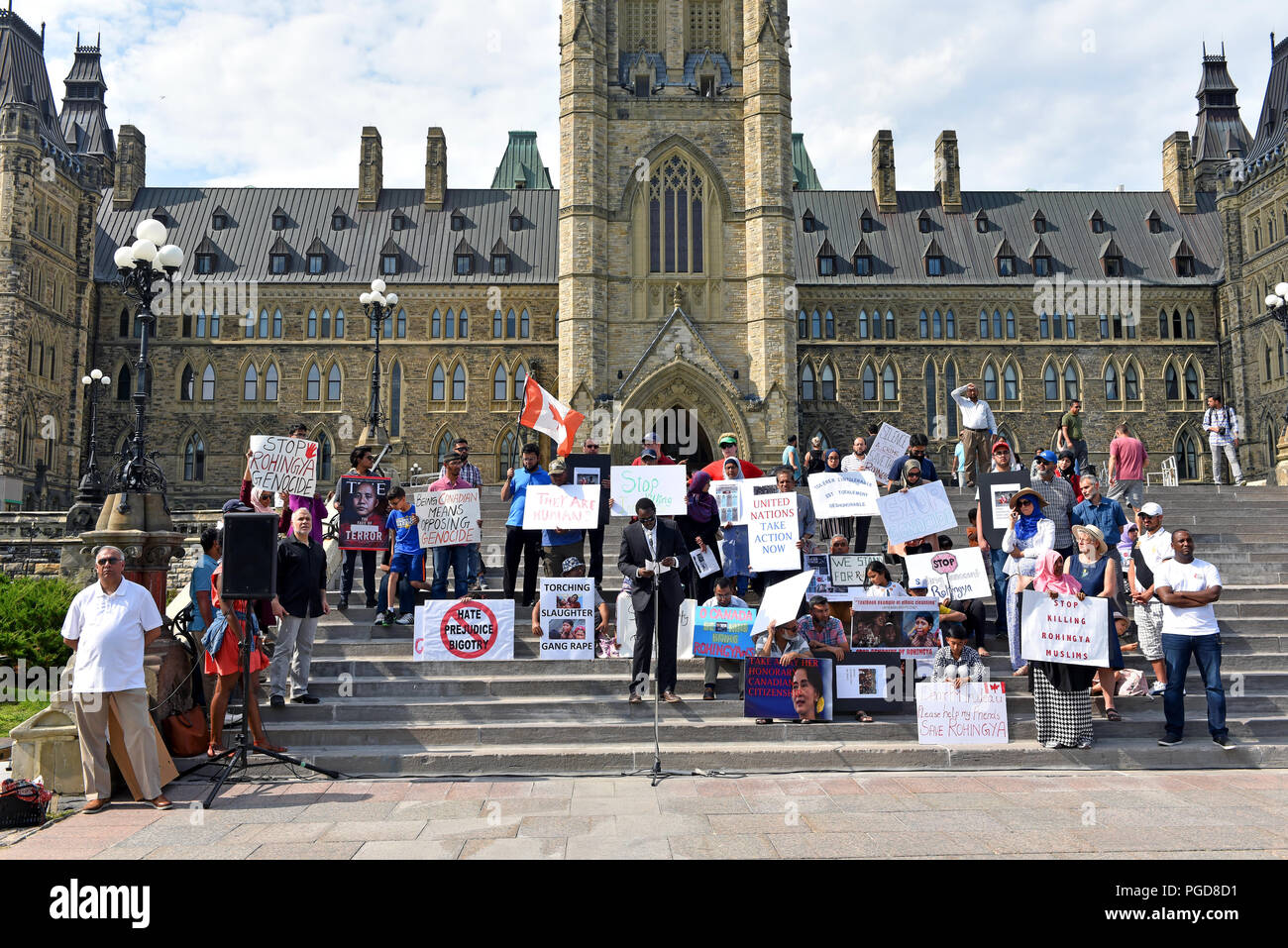 Ottawa, Kanada - 25. August 2018: eine Menschenmenge sammelt auf dem Parlamentshügel zu markieren, um den Jahrestag der Myanmar Durchgreifen auf die Rohingya Bevölkerung Protest und. Stockfoto