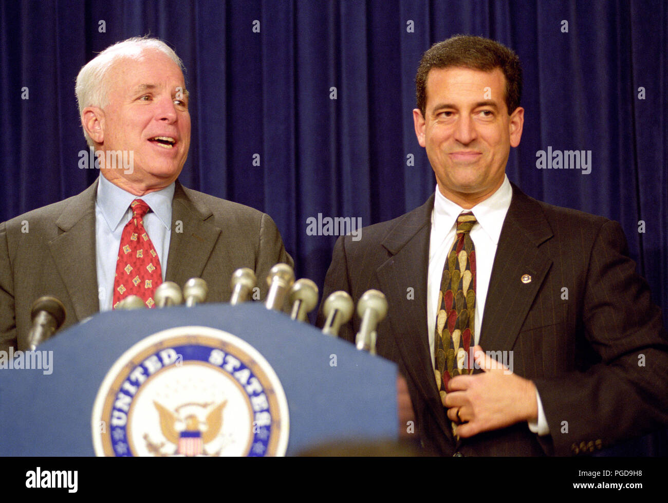 United States Senatoren John McCain (Republikaner aus Arizona), links, und Russ Feingold (Demokrat von Wisconsin), rechts, Treffen Journalisten nach Ihrem Vorschlag zur Überholung Kampagne Finanzierung Gesetze der Nation durch eine republikanische Filibuster im vierten Jahr in der US Capitol in Washington, DC am 19. Oktober 1999 fiel. Die Rechnung würde weiches Geld verboten haben und hätte nicht organisiertes Mitglieder Gewerkschaften von ihrer obligatorischen Abgaben auf politische Aktivitäten zu stoppen. Credit: Ron Sachs/CNP/MediaPunch Stockfoto