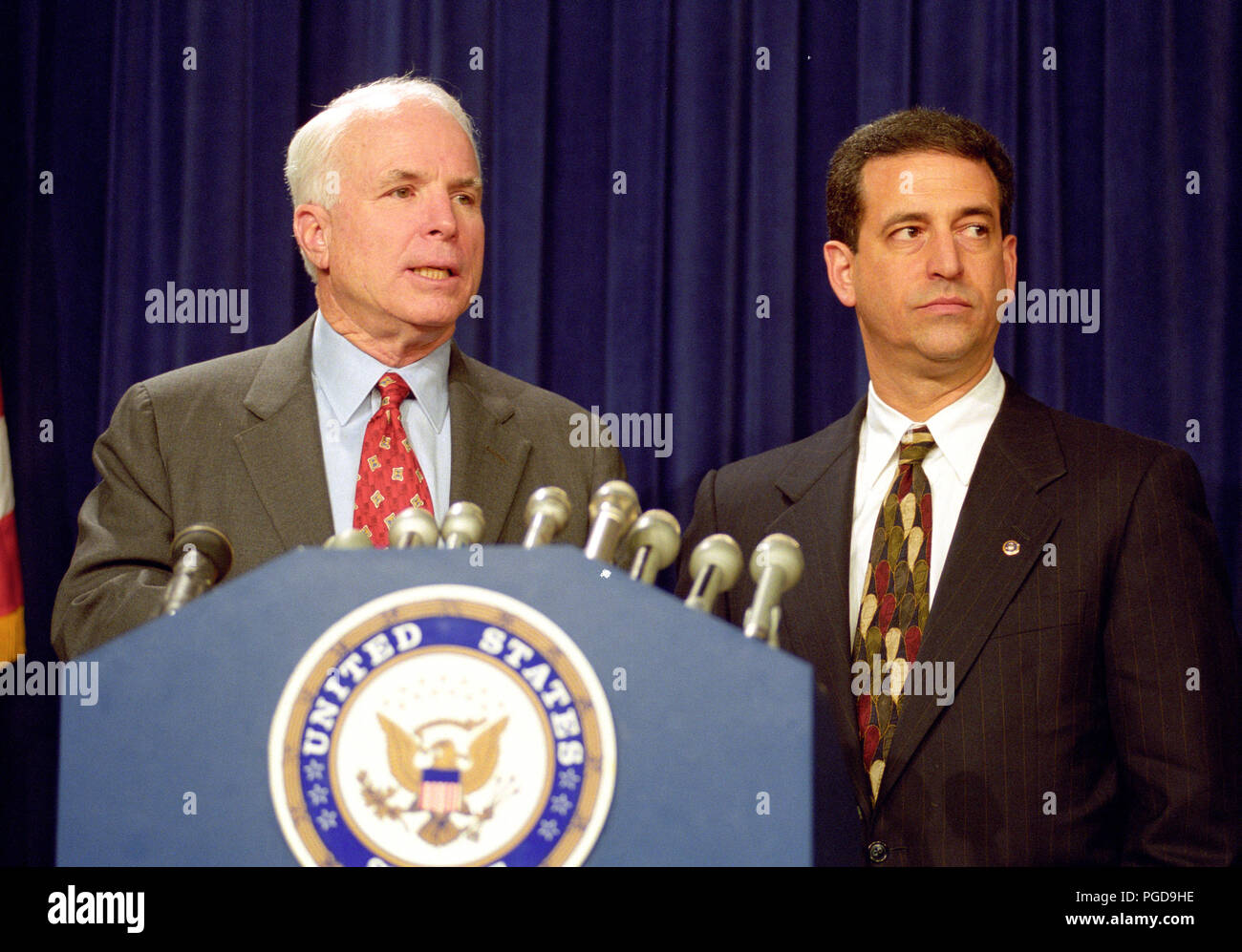 United States Senatoren John McCain (Republikaner aus Arizona), links, und Russ Feingold (Demokrat von Wisconsin), rechts, Treffen Journalisten nach Ihrem Vorschlag zur Überholung Kampagne Finanzierung Gesetze der Nation durch eine republikanische Filibuster im vierten Jahr in der US Capitol in Washington, DC am 19. Oktober 1999 fiel. Die Rechnung würde weiches Geld verboten haben und hätte nicht organisiertes Mitglieder Gewerkschaften von ihrer obligatorischen Abgaben auf politische Aktivitäten zu stoppen. Credit: Ron Sachs/CNP/MediaPunch Stockfoto