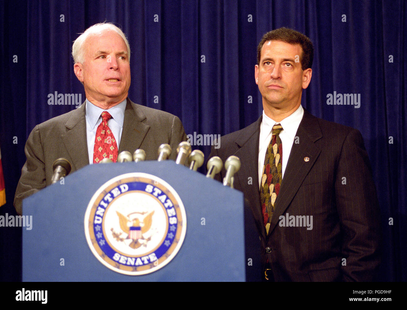 United States Senatoren John McCain (Republikaner aus Arizona), links, und Russ Feingold (Demokrat von Wisconsin), rechts, Treffen Journalisten nach Ihrem Vorschlag zur Überholung Kampagne Finanzierung Gesetze der Nation durch eine republikanische Filibuster im vierten Jahr in der US Capitol in Washington, DC am 19. Oktober 1999 fiel. Die Rechnung würde weiches Geld verboten haben und hätte nicht organisiertes Mitglieder Gewerkschaften von ihrer obligatorischen Abgaben auf politische Aktivitäten zu stoppen. Credit: Ron Sachs/CNP/MediaPunch Stockfoto
