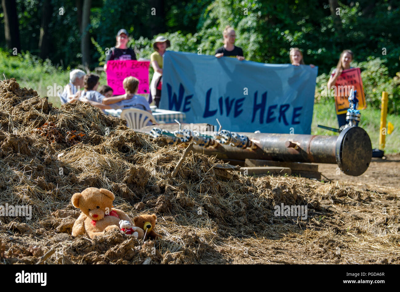 Pennsylvania, USA. 25. August 2018. Bewohner hielten einen backen Verkauf an eine Pipeline Baustelle in der Nähe von Glenwood Elemenary Schule in Middletown Township im Protest der Sunoco-standort Mariner Osten Pipeline, die die Sicherheit der Bewohner, Studenten und Kindertagesstätten durch eine densley besiedelten Gebiet bedroht. Drei Personen wurden schließlich von der Polizei für die Verweigerung nach einem rechtmäßigen Befehl zu zerstreuen verhaftet. 25. August 2018. Foto: Chris Baker gleicht. Quelle: Christopher Evens/Alamy leben Nachrichten Stockfoto