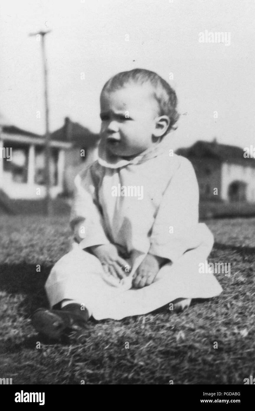Jun 15, 1937 - JOHN MCCAIN als Baby (genaue Lage unbekannt). John Sidney McCain III (* 29. August 1936) ist Senior United States Senator von Arizona und vermutliche republikanische Partei designierten Präsidenten der Vereinigten Staaten in der kommenden Wahl 2008. Während des Vietnam Krieges, er verlor sein Leben in den 1967 USS Forrestal Feuer. Später in diesem Jahr während einer Bombardierung Mission über North Vietnam, wurde er abgeschossen, schwer verletzt, und als Kriegsgefangener durch die Nordvietnamesischen erfasst. Er verbrachte Fünfeinhalb Jahre als Kriegsgefangener, erleben Folgen von Folter; seinen Krieg Wunde Stockfoto