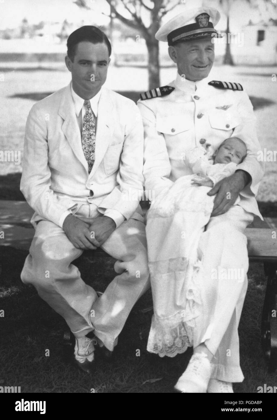 Jun 15, 1951 - JOHN MCCAIN (Baby), Vater Admiral JOHN SIDNEY MCCAIN Jnr. (L) und Großvater Admiral JOHN SIDNEY MCCAIN Senior (genaue Lage unbekannt). John Sidney McCain III (* 29. August 1936) ist Senior United States Senator von Arizona und vermutliche republikanische Partei designierten Präsidenten der Vereinigten Staaten in der kommenden Wahl 2008. Während des Vietnam Krieges, er verlor sein Leben in den 1967 USS Forrestal Feuer. Später in diesem Jahr während einer Bombardierung Mission über North Vietnam, wurde er abgeschossen, schwer verletzt, und als Kriegsgefangener durch die Nordvietnamesischen erfasst. Er verbrachte Stockfoto