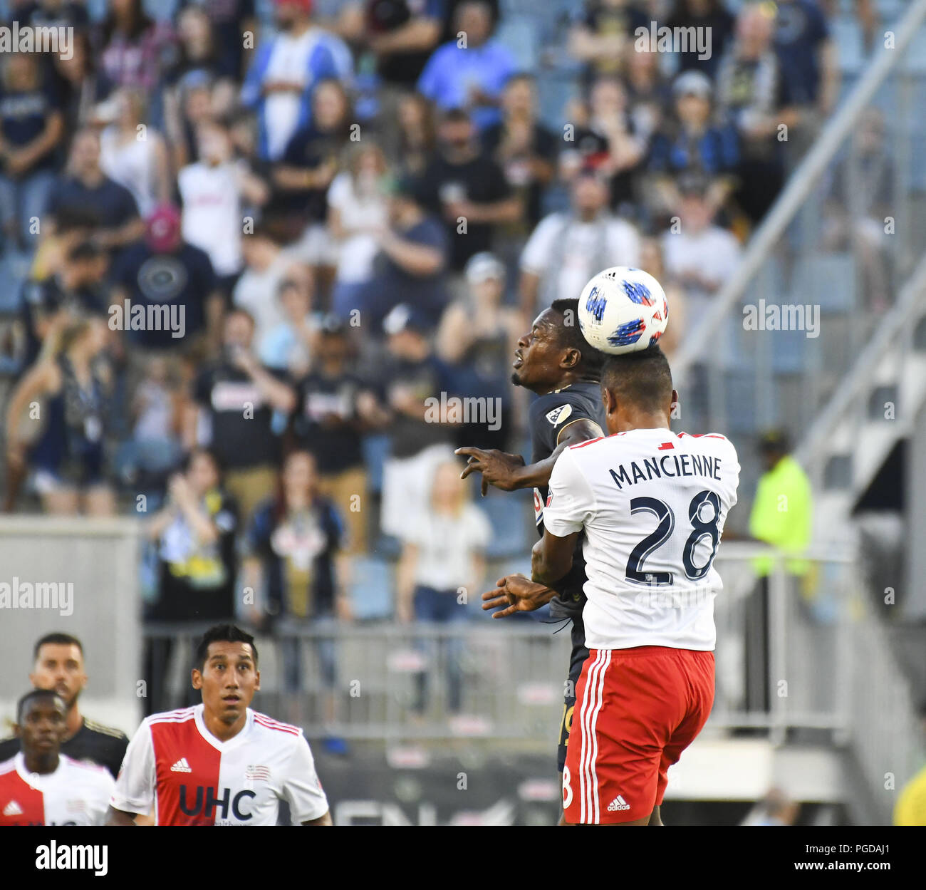 Chester, Pennsylvania, USA. 25 Aug, 2018. Philadelphia Union defender CORY BURKE (19) kämpft für eine Kopf gegen die New England Revolution MICHAEL MANCIENNE (28) beim Talen Energie eingeordnet in Chester PA Credit: Ricky Fitchett/ZUMA Draht/Alamy leben Nachrichten Stockfoto