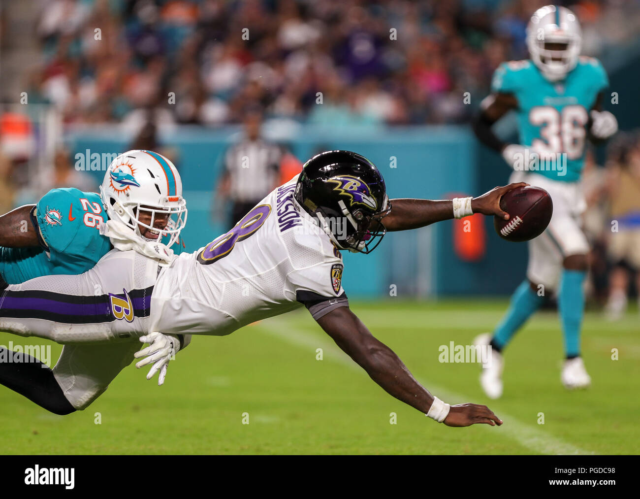 Miami Gardens, Florida, USA. 25 Aug, 2018. Baltimore Ravens quarterback Lamar Jackson (8) Tauchgänge in die Ende Zone ein Touchdown in der zweiten Hälfte von einem preseason NFL Football Spiel zwischen der Baltimore Ravens und die Miami Dolphins im Hard Rock Stadion. Die Ravens gewannen das Spiel 27-10. Credit: Mario Houben/ZUMA Draht/Alamy leben Nachrichten Stockfoto