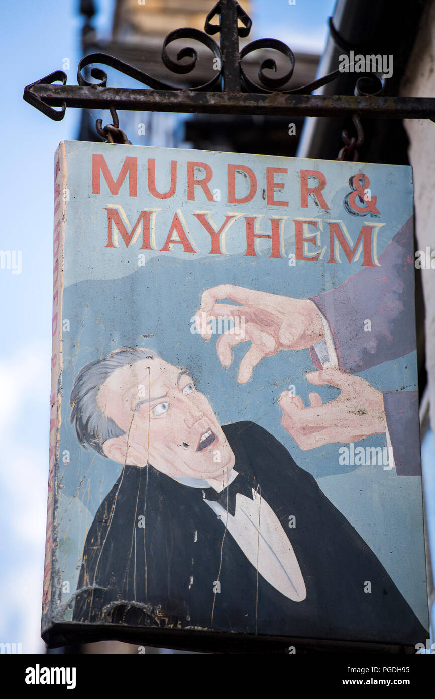 Zeichen außerhalb der Mord und Totschlag Buchhandlung in Hay-on-Wye, Powys, Wales Stockfoto