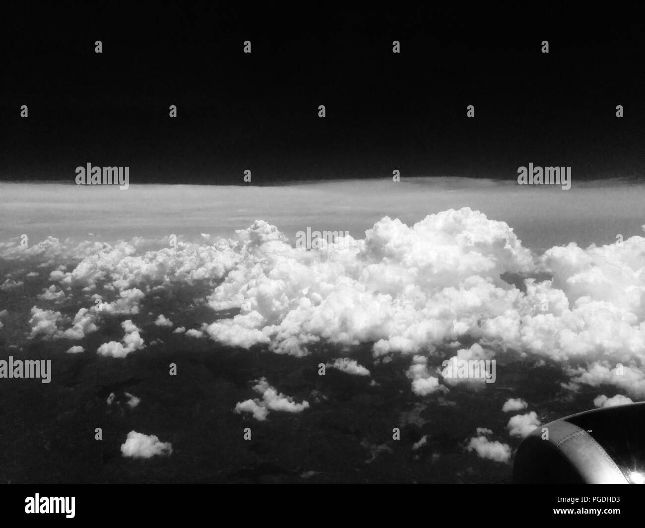 Blick vom Flugzeugfenster auf eine wunderschöne Wolkenlandschaft Stockfoto