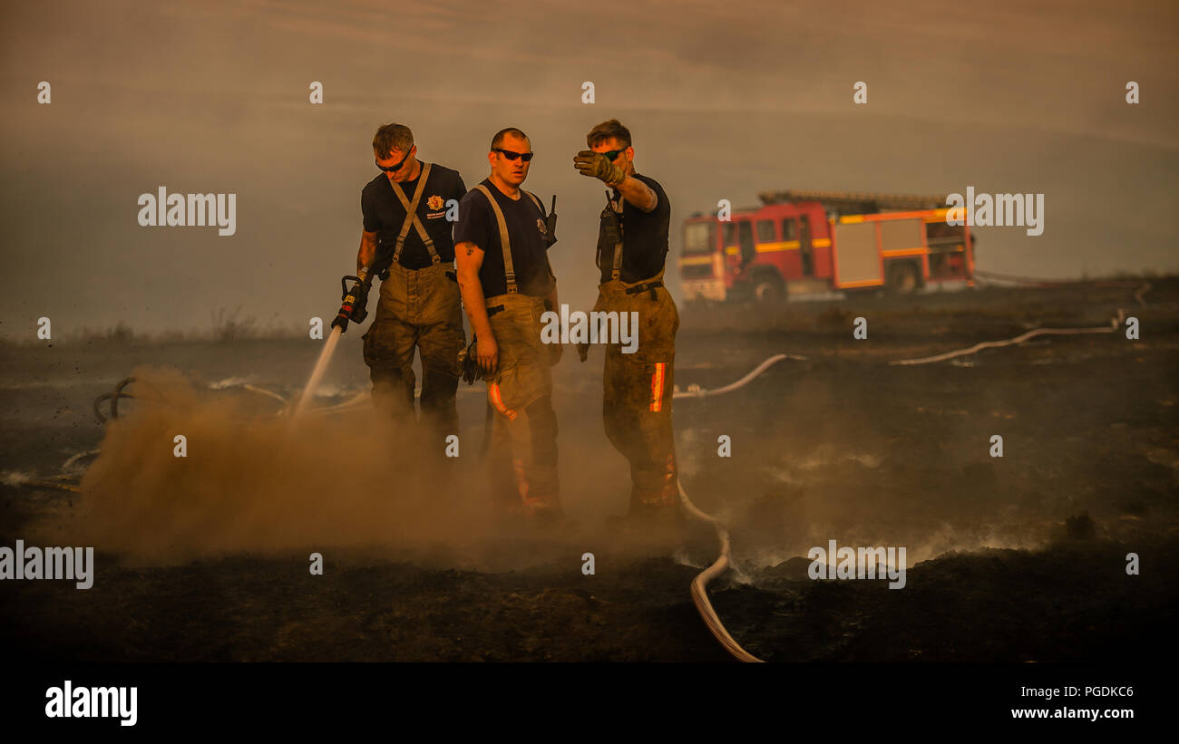 Feuerwehrleute ziehen Schläuche & diskutieren Pläne im Saddleworth Moor Brände Stockfoto