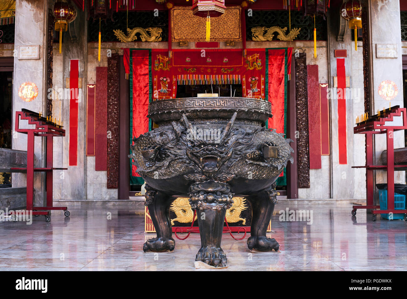 Big metal Räuchfaß in Form von Drachen für aromatische Joss-Stick im buddhistischen Tempel Stockfoto