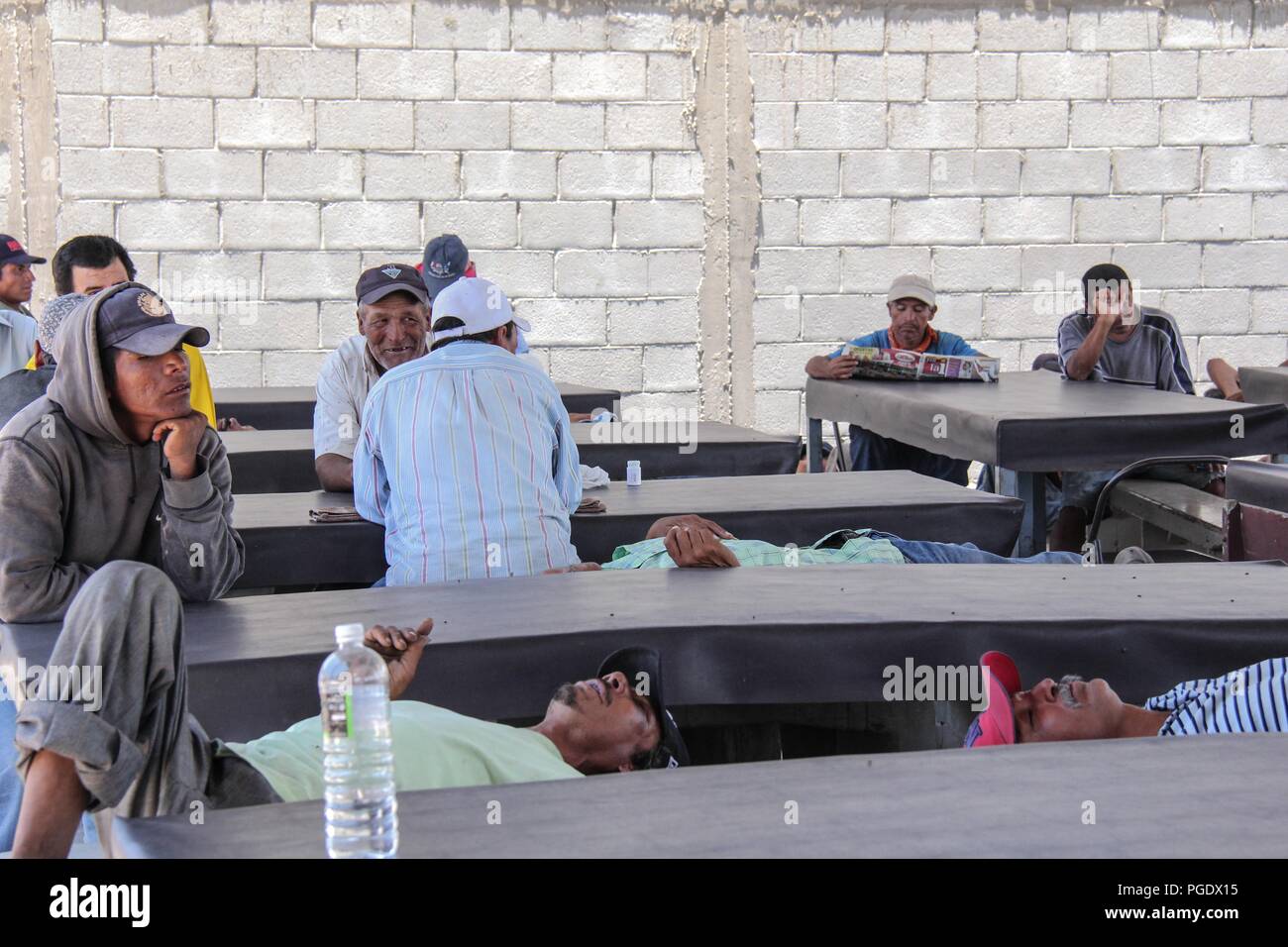 Migranten in ihrem Durchgang durch Hermosillo und den Speisesaal der Migrante in der Stadt La Victoria. Auf seiner Reise durch mexikanisches Territorium ins n Stockfoto