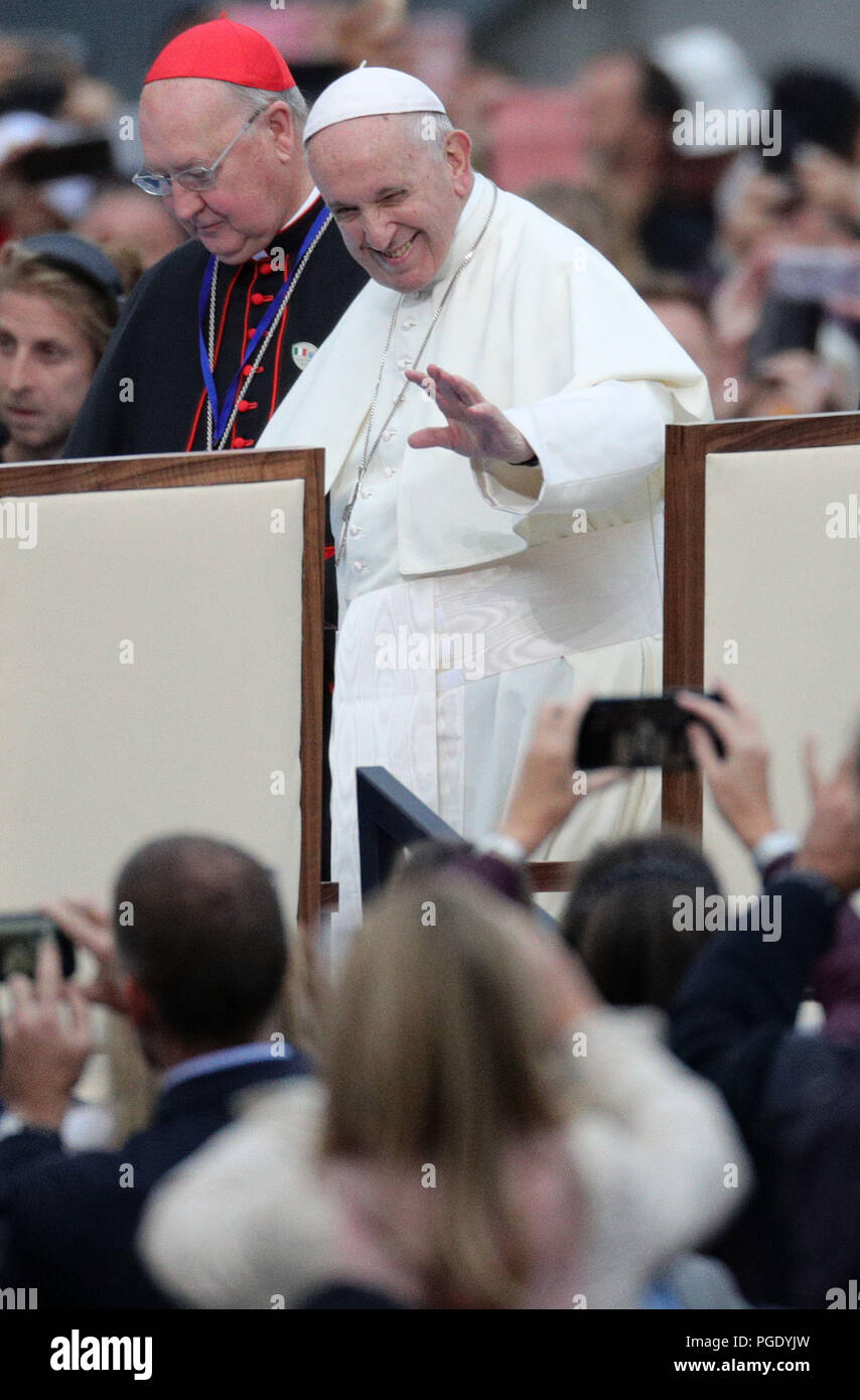 Papst Franziskus kommt im Croke Park Stadion in Dublin, ein Publikum von 82.500 und fünf Zeugnisse hören von Familien aus Irland, Kanada, Irak und Afrika, während des Festivals von Familien Ereignis, als Teil seines Besuchs in Irland. Stockfoto