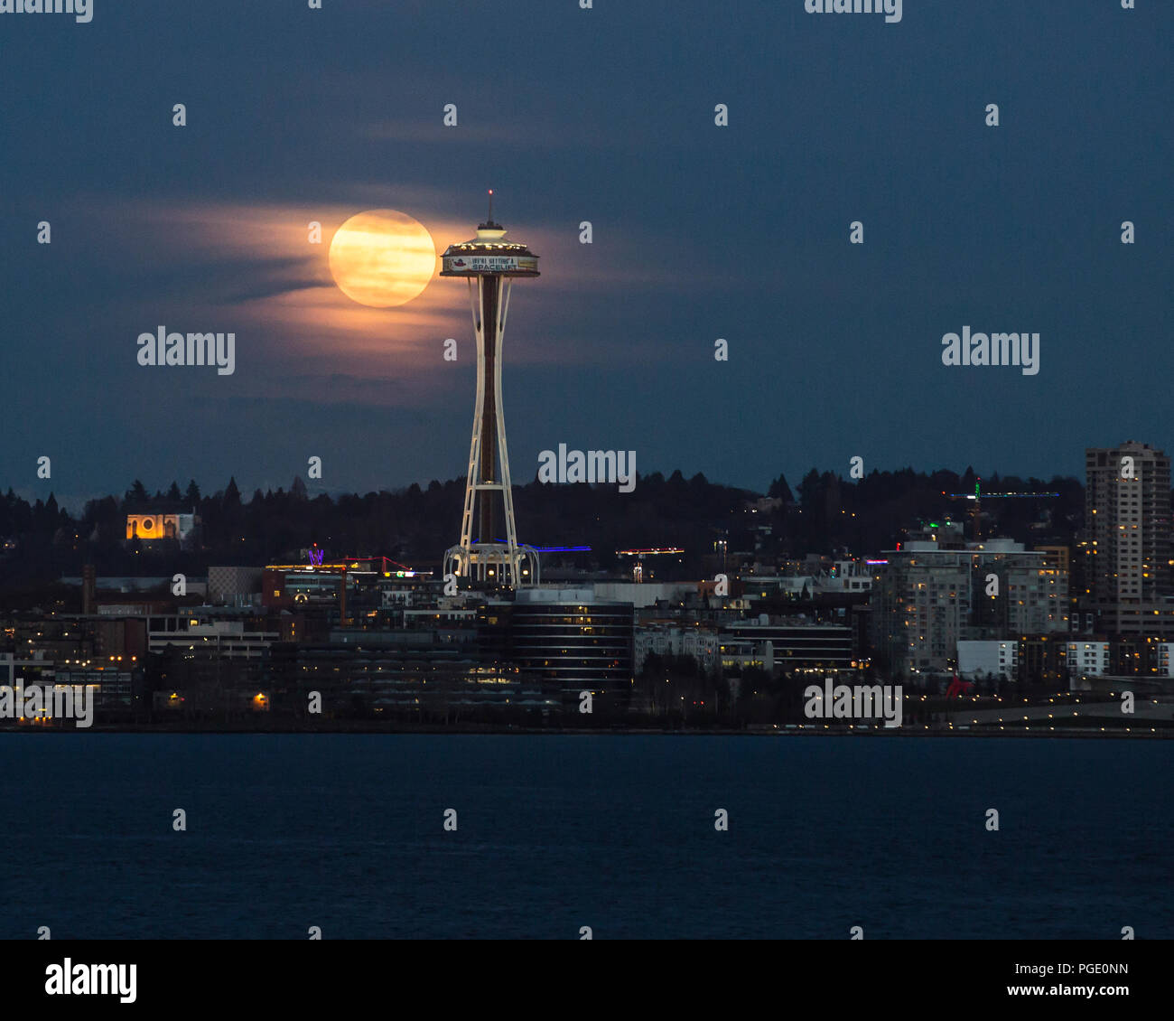 Seattle Space Needle Seattle Skyline, Seattle Waterfront mit Vollmond steigen. Stockfoto