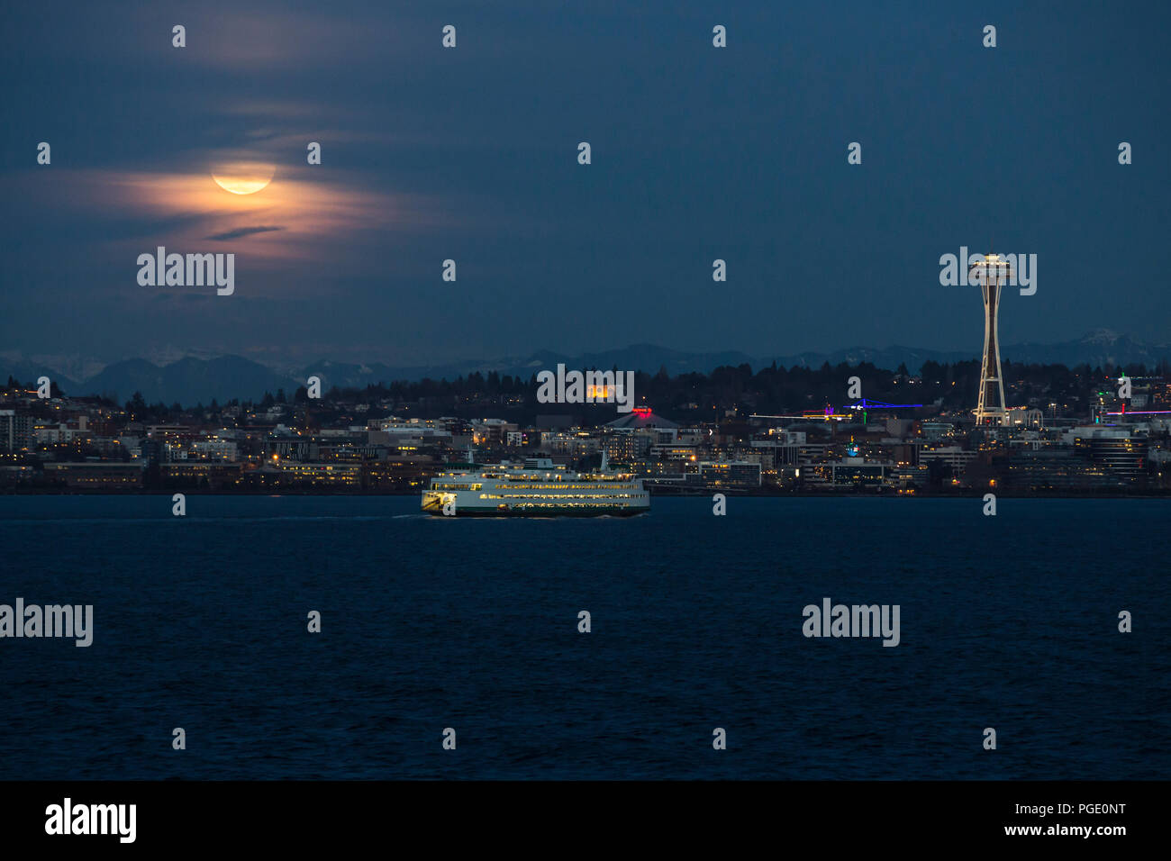 Seattle Space Needle Seattle Skyline, Seattle Waterfront mit Seattle Ferry und Vollmond. Stockfoto