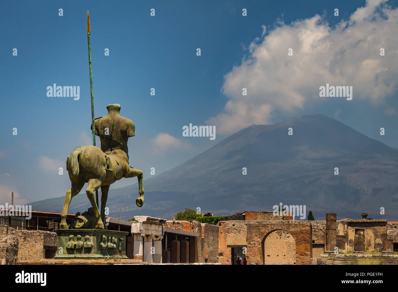 Pompei, in der Nähe von Neapel, Italien - Juni 1, 2018 - Statue "Centauro" durch moderne polnische Künstler Igor Mitoraj, mit Blick auf die Ruinen von Pompeji Stockfoto