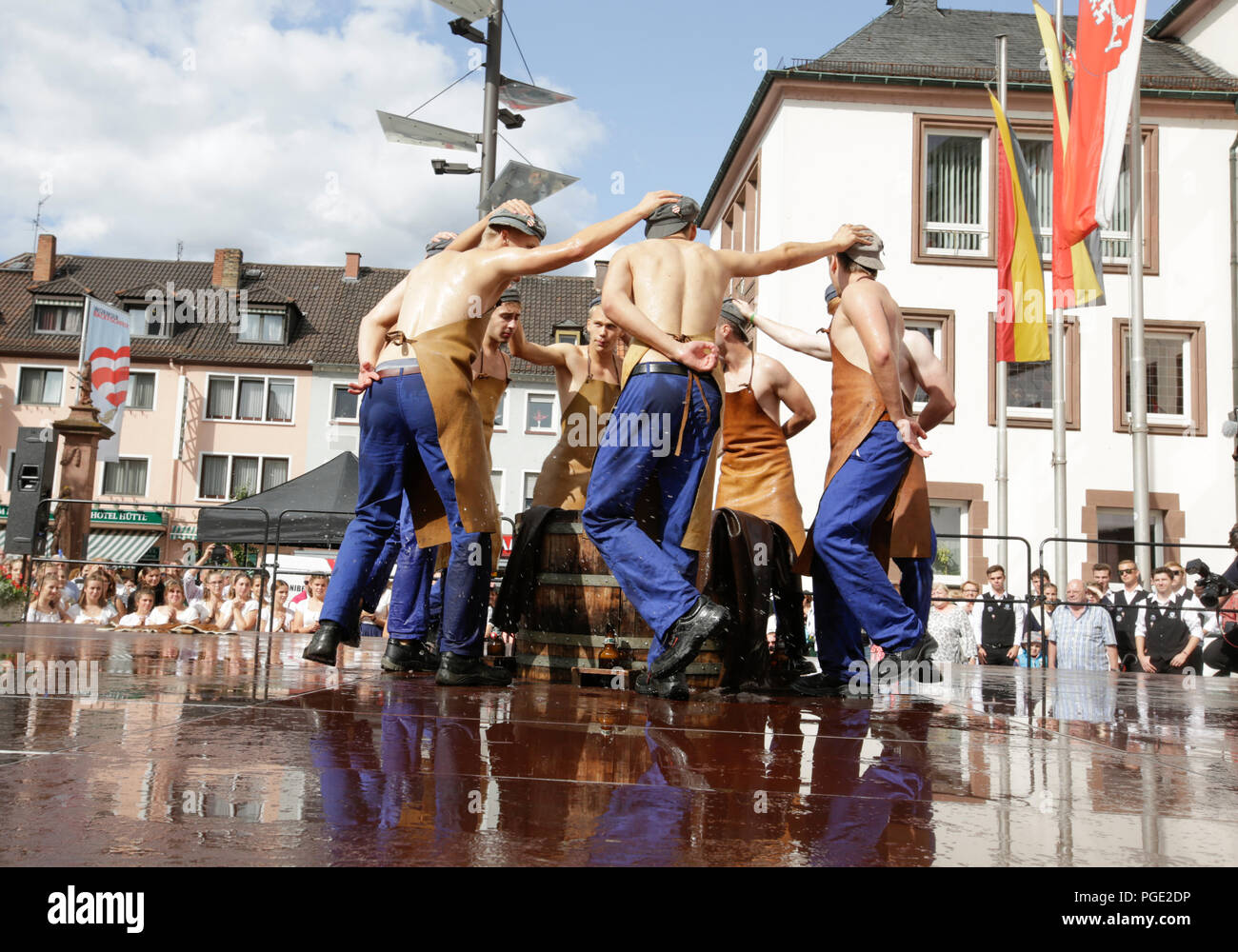 Worms, Deutschland. 25 Aug, 2018. Die Teilnehmer führen die Tanz der Leder. Der größte Wein- und Volksfest am Rhein, das backfischfest in Worms begann mit der traditionellen Übergabe der Macht aus dem Oberbürgermeister, dem Bürgermeister von der Fischer, Lea. Die Zeremonie wurde von Tänzen und Musik umrahmt. Quelle: Michael Debets/Pacific Press/Alamy leben Nachrichten Stockfoto